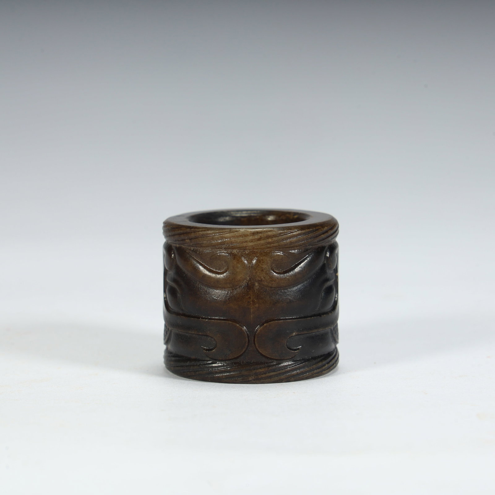 A Qing Dynasty ink jade beast face pattern finger: Qing Dynasty ink jade beast face pattern finger SIZE: H:3cm L:3.5cm W:3.5cm W:4.8g (The Dimensions Of All Batches Are Manually Measured.If You Need More Detailed Information, Please Contact Our Custom