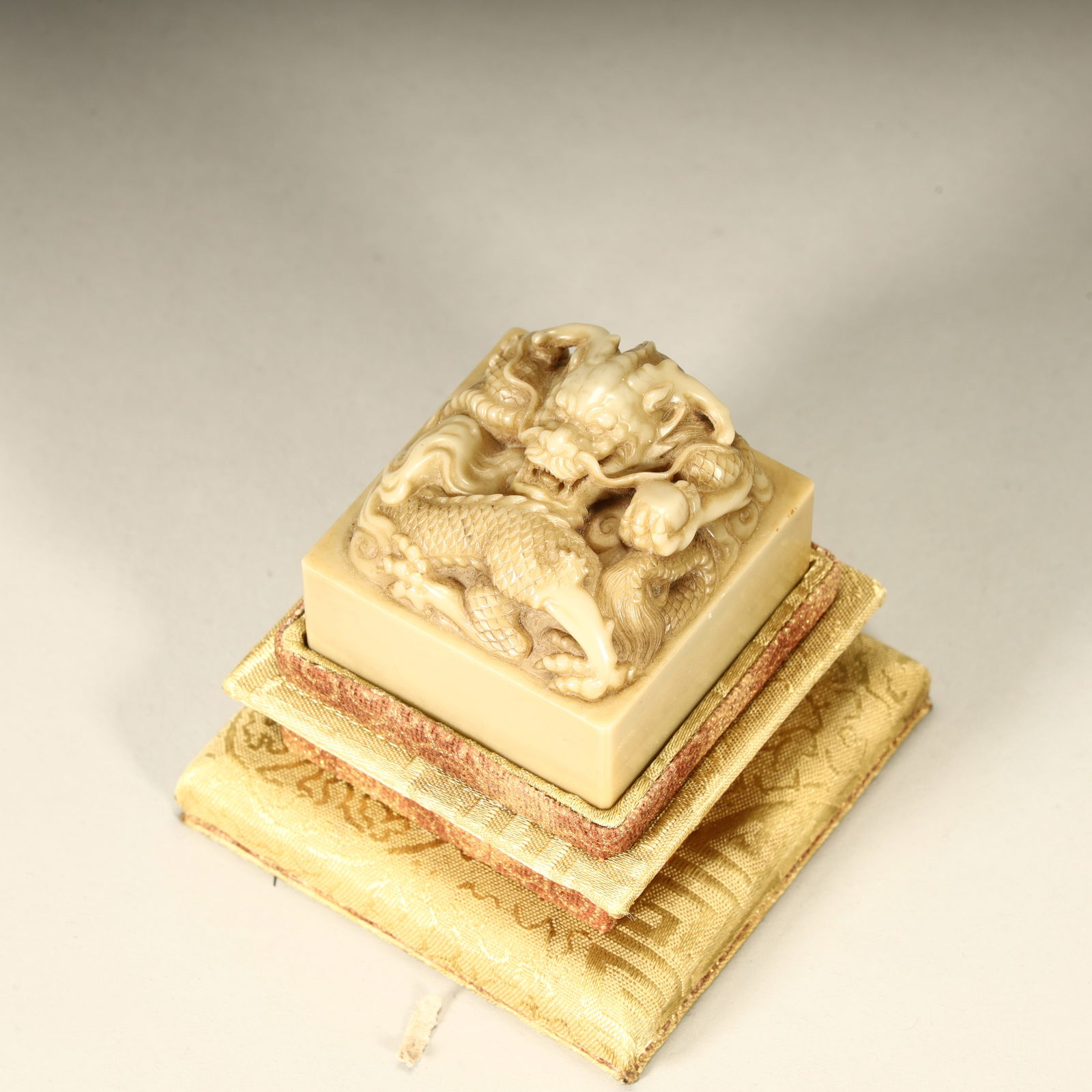 A Qing Dynasty boutique Shoushan stone dragon button seal: Qing Dynasty boutique Shoushan stone dragon button seal SIZE: H:4.2cm L:4.5cm W:4.5cm W:153g (The Dimensions Of All Batches Are Manually Measured.If You Need More Detailed Information, Please Contact