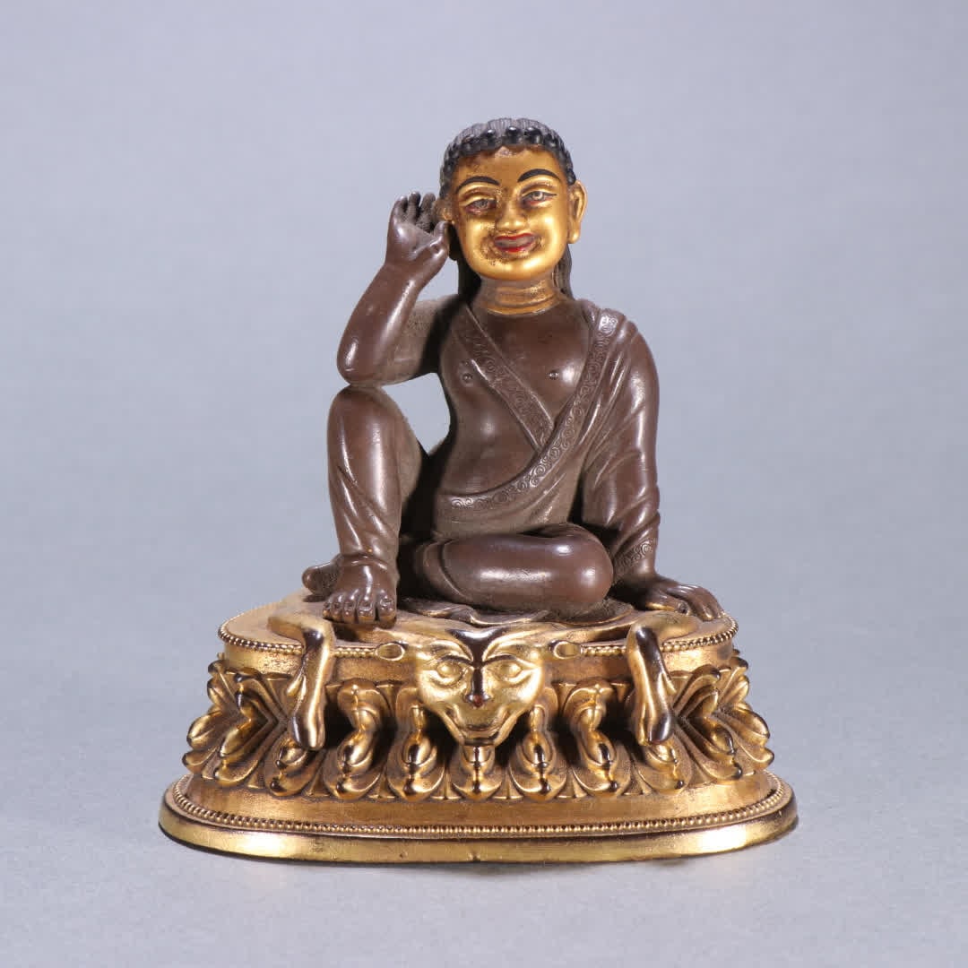 A Qing Dynasty copper-gilt silver-gilt rice seated statue of Lareba: Qing Dynasty copper gilt silver gilt rice Larepa seated statue SIZE: H:10.5cm W:9cm W:356g (The Dimensions Of All Batches Are Manually Measured.If You Need More Detailed Information, Please Contact Ou