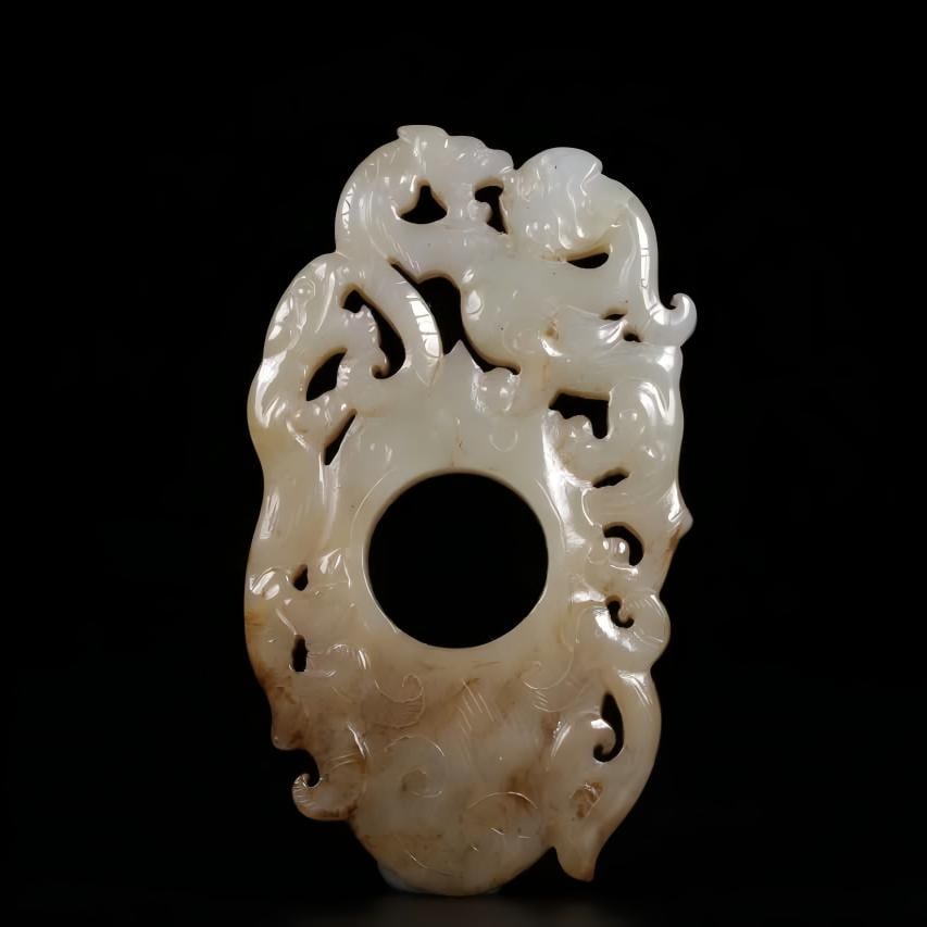 A pre-Ming Hetian jade dragon pattern chicken heart pendant: Before the Ming Dynasty, Hetian jade dragon pattern chicken heart pendant SIZE: L:6.8cm W:4cm T:0.6cm W:25g (The Dimensions Of All Batches Are Manually Measured.If You Need More Detailed Information,