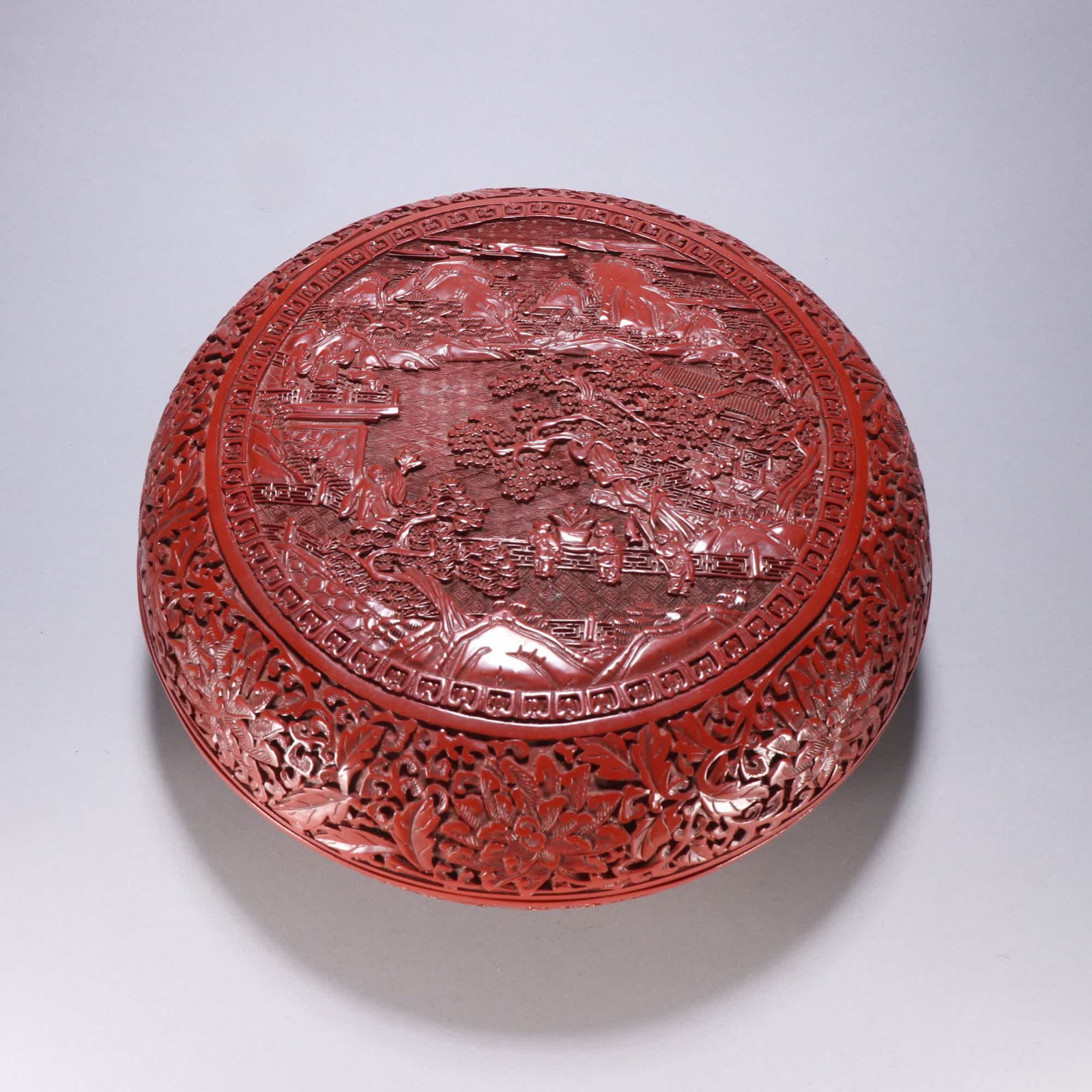 A Qing Dynasty lacquerware character story cover box: Qing Dynasty red lacquerware character story cover box SIZE: H:12.4cm W:30.5cm W:2640g (The Dimensions Of All Batches Are Manually Measured.If You Need More Detailed Information, Please Contact Our Cu