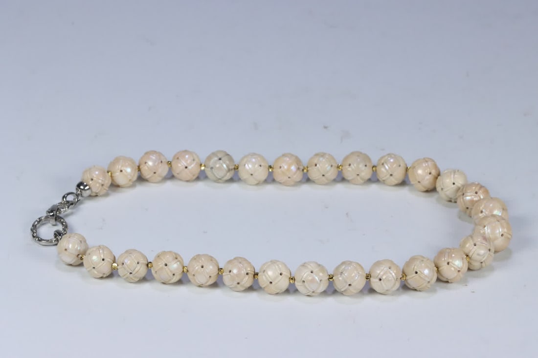 A Qing Dynasty Dongzhu woven pattern necklace: A Qing Dynasty Dongzhu woven pattern necklace SIZE: 1.4x1.68cm W:112g (The Dimensions Of All Batches Are Manually Measured.If You Need More Detailed Information, Please Contact Our Customer Service Be