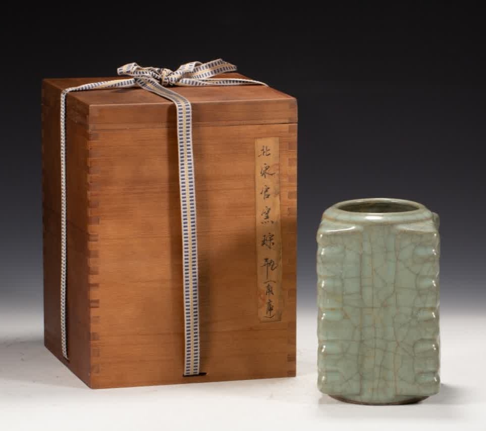 An official kiln bottle of the Song Dynasty: The official kiln of the Song Dynasty SIZE: L:11.5cm W:11.5cm H:18.5cm (The Dimensions Of All Batches Are Manually Measured.If You Need More Detailed Information, Please Contact Our Customer Service B