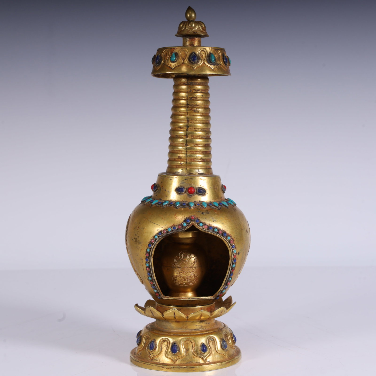 One is a copper-gilded gemstone pagoda, the shape is in line with the shape of the pagoda in: It is a copper gilt inlaid gemstone pagoda, the shape is in line with the shape of the pagoda in Buddhist architecture, the whole body is gilded, inlaid with turquoise, red sapphire, etc., and the pag