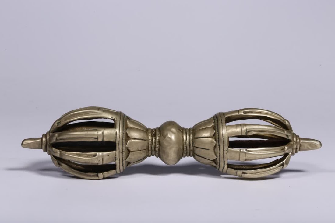 A Qing Dynasty copper eight-strand vajra: Qing Dynasty copper eight-strand vajra SIZE: L:16.5cm W:4cm W:201g (The Dimensions Of All Batches Are Manually Measured.If You Need More Detailed Information, Please Contact Our Customer Service Befor