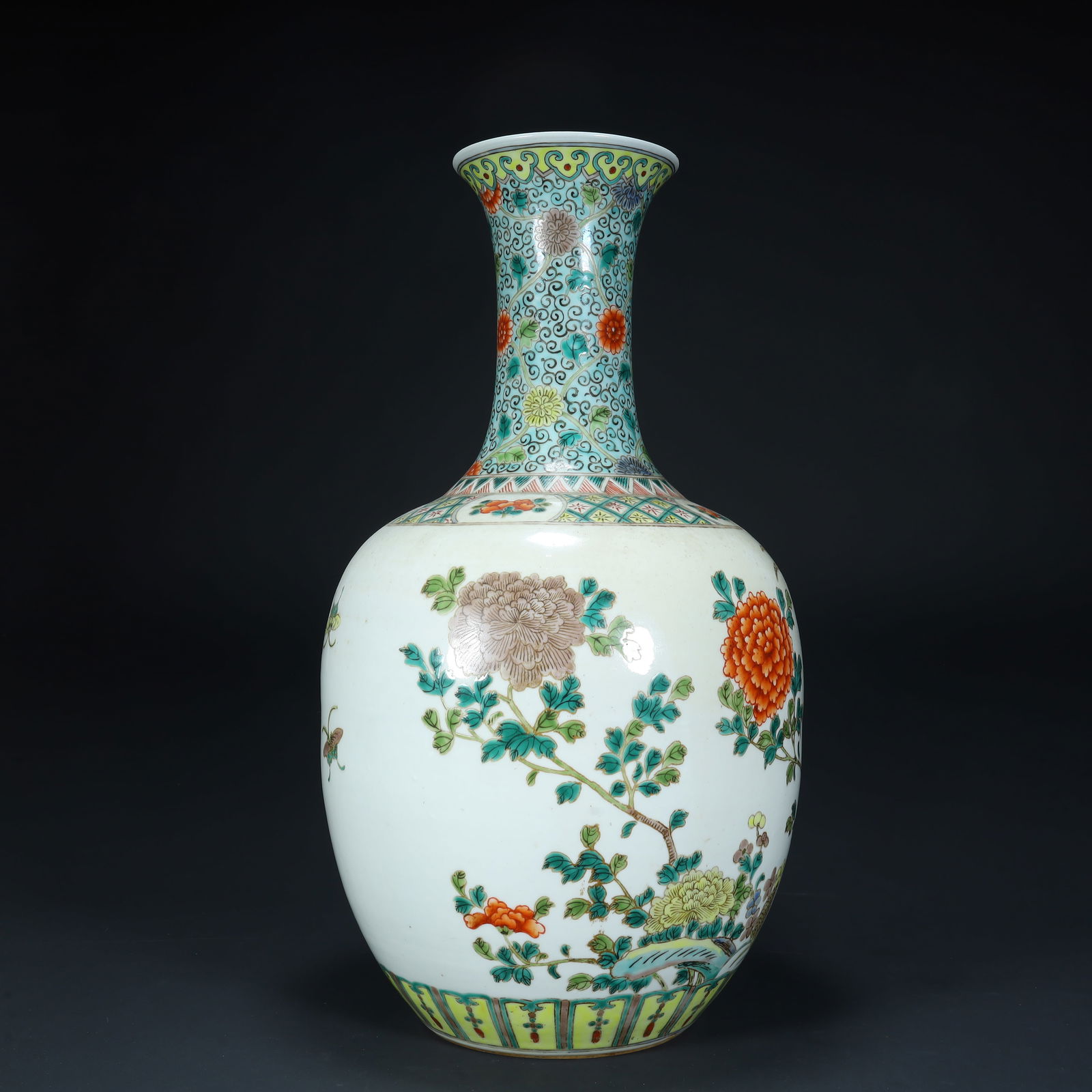 A Qing Dynasty pastel "Wealth Peony" appreciation vase: Qing Dynasty pastel "Rich Peony" appreciation bottle SIZE: H:41cm L:20.5cm W:20.5cm W:2.2kg (The Dimensions Of All Batches Are Manually Measured.If You Need More Detailed Information, Please Contact O