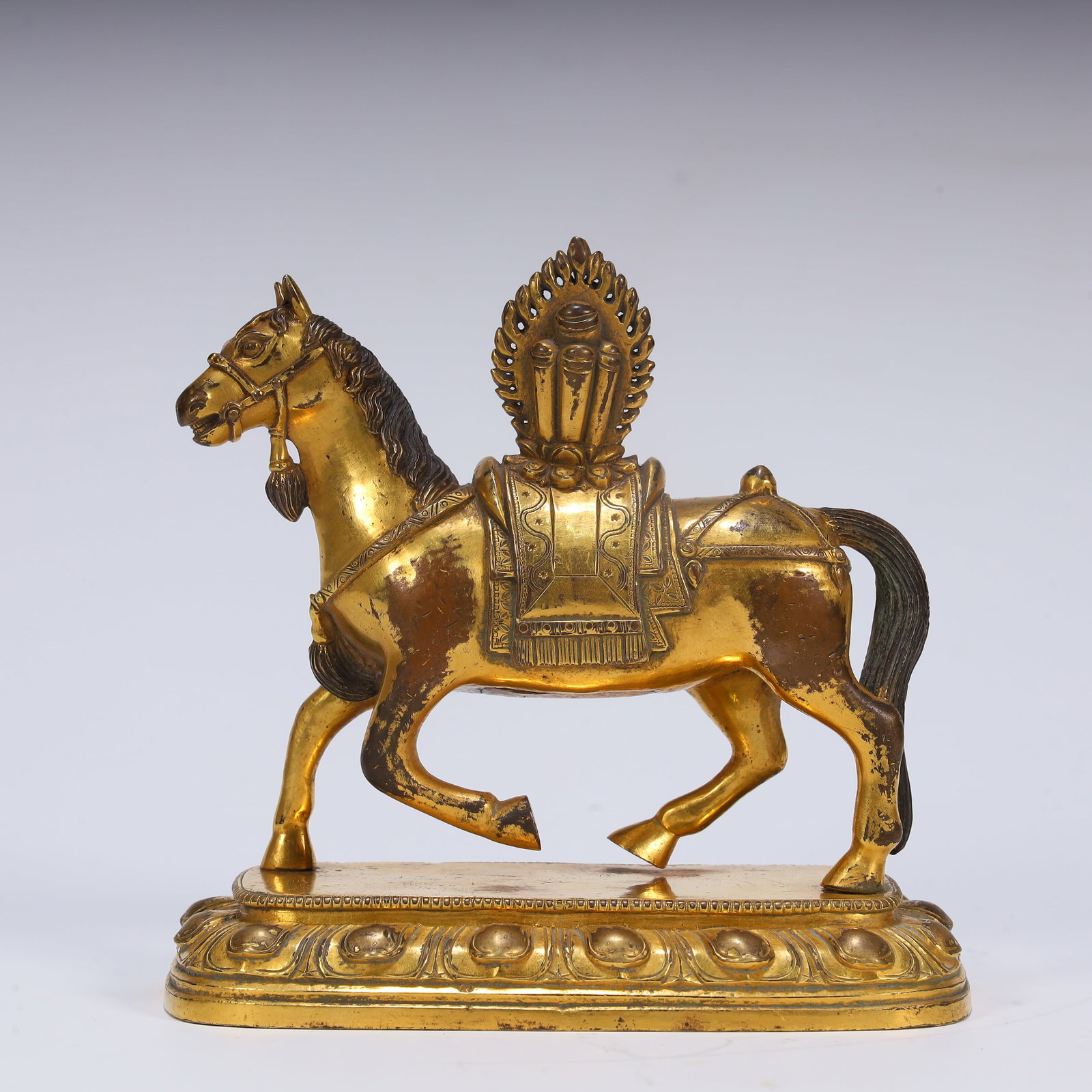 A piece of gilded horse jewelry from the Qing Dynasty: Qing Dynasty gilded horse treasure SIZE: L:10cm W:5cmH:11cm W:575g (The Dimensions Of All Batches Are Manually Measured.If You Need More Detailed Information, Please Contact Our Customer Service Befor
