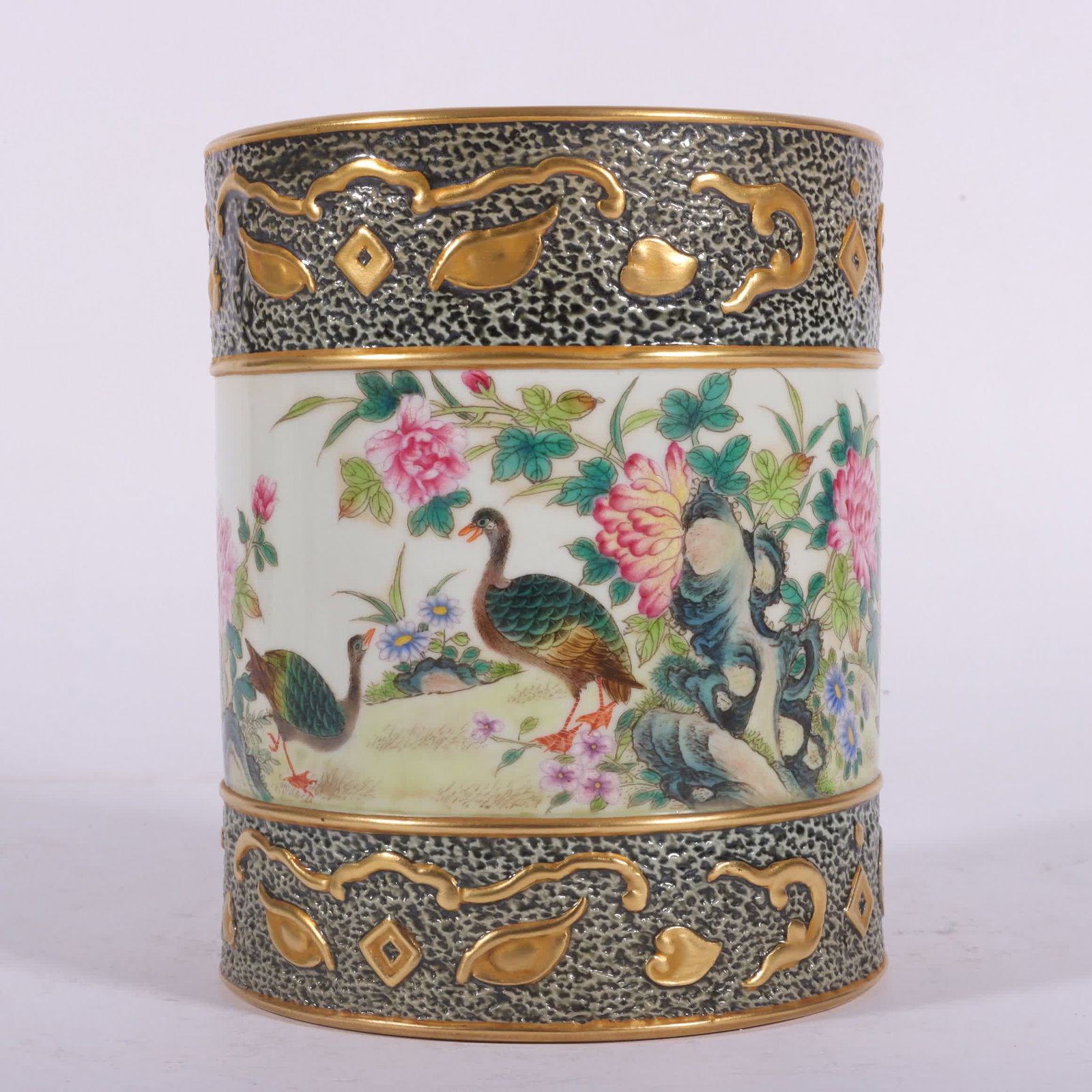 A Qing Qianlong enamel carved gold-painted Tongjing flower and bird pen holder: Qing Qianlong enamel carved gold-painted Tongjing flower and bird pen holder SIZE: H: 13cm mouthD: 10.6cm Bottom diameter 10.5cm (The Dimensions Of All Batches Are Manually Measured.If You Need More D