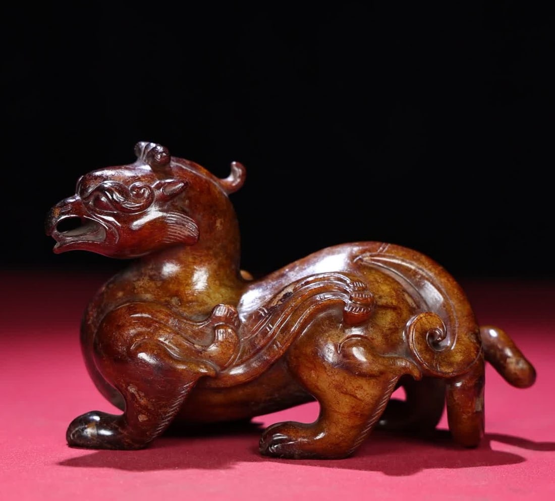 A Han Dynasty jade ripe pit phoenix head beast: Han Dynasty jade ripe pit phoenix head auspicious beast SIZE: 135x64x87mm W:672g (The Dimensions Of All Batches Are Manually Measured.If You Need More Detailed Information, Please Contact Our Customer