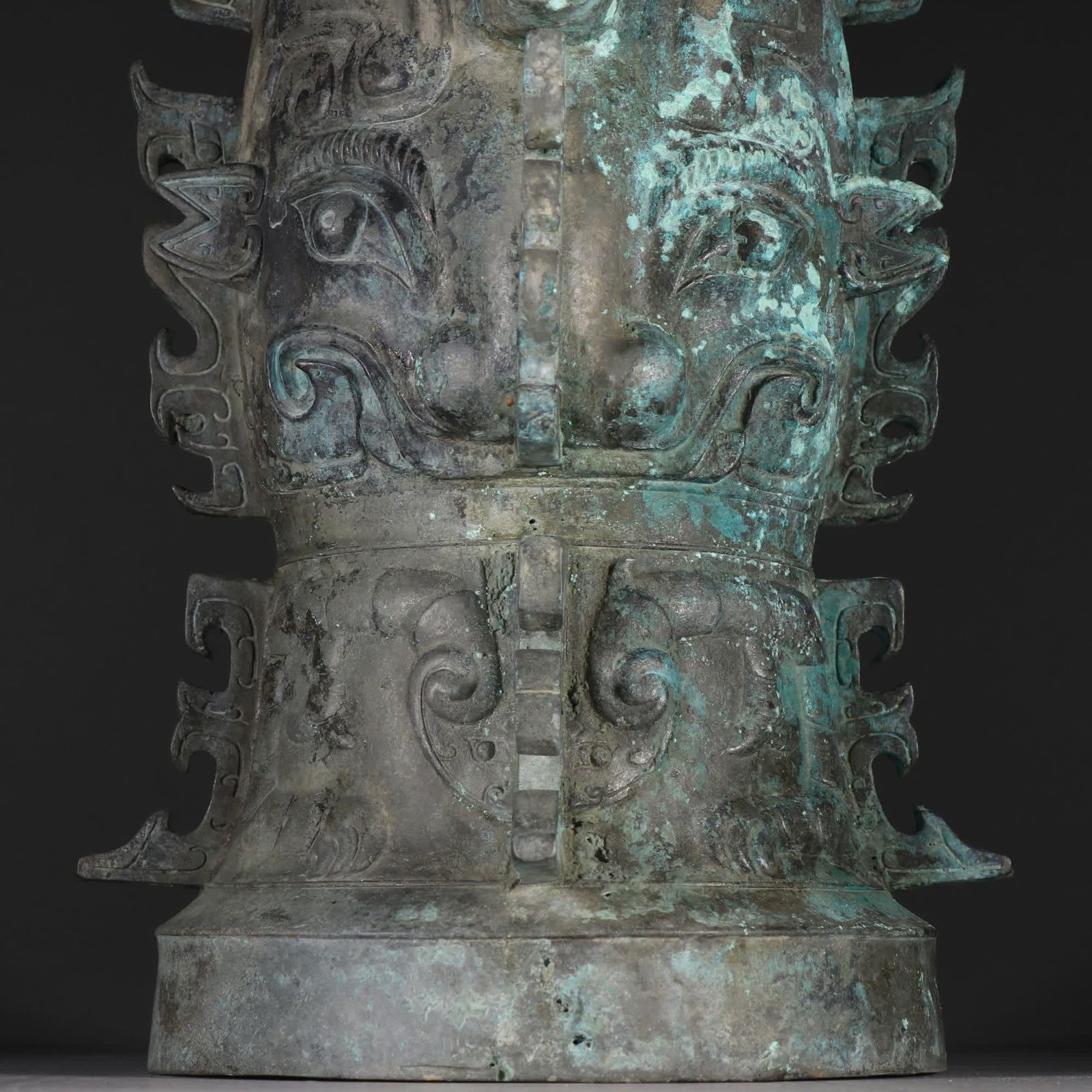 A bronze bronze statue - 2