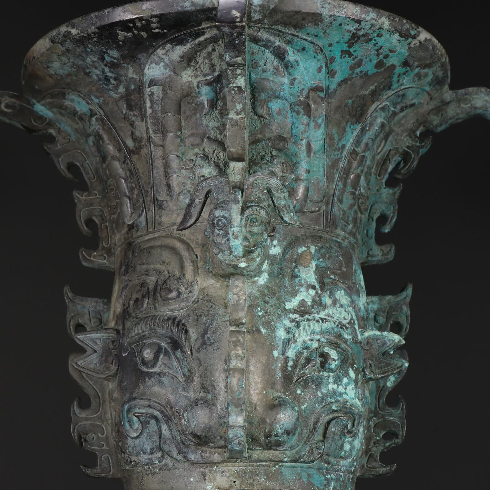 A bronze bronze statue - 3