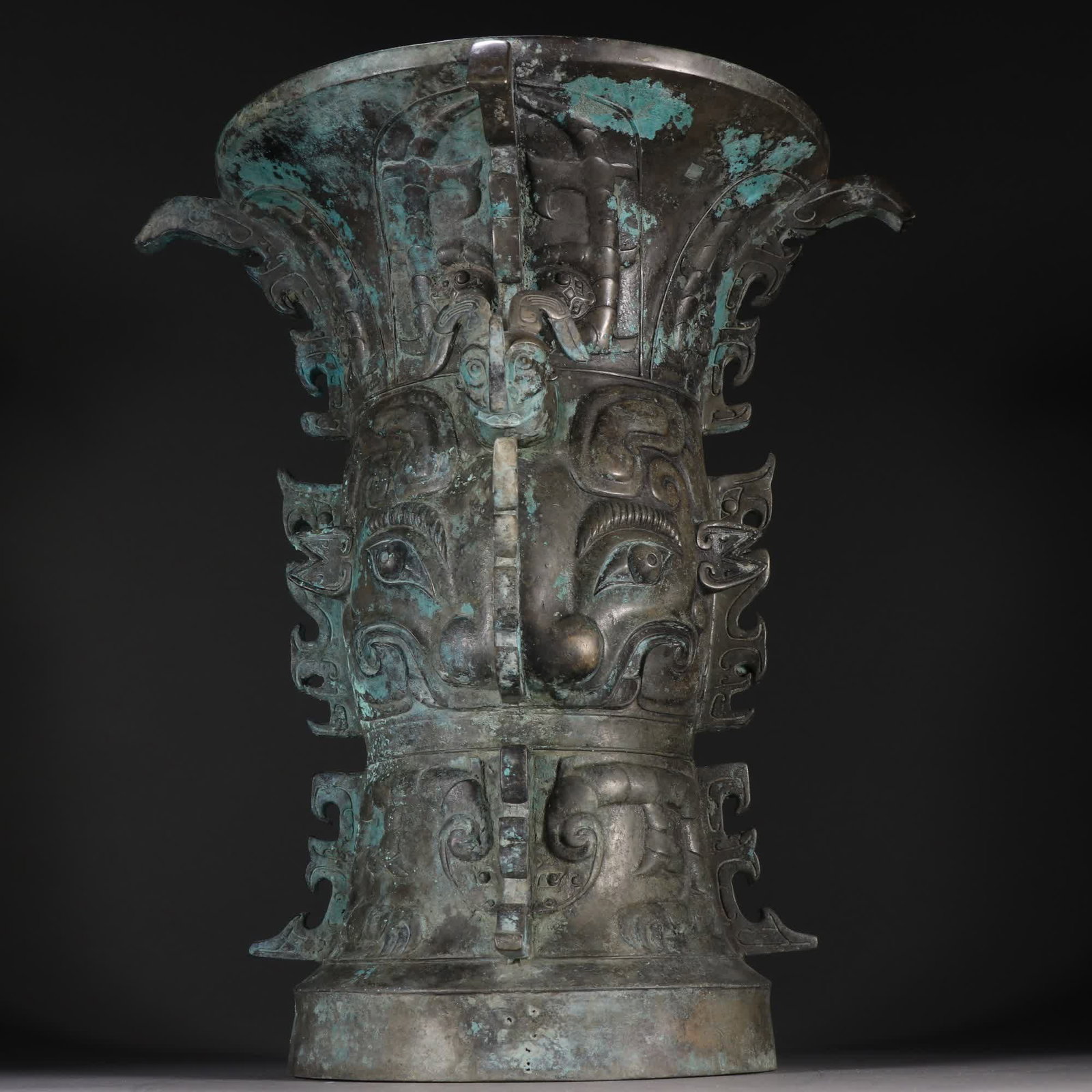 A bronze bronze statue - 6