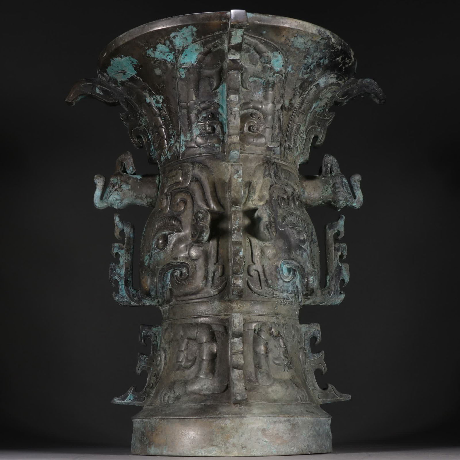 A bronze bronze statue - 7