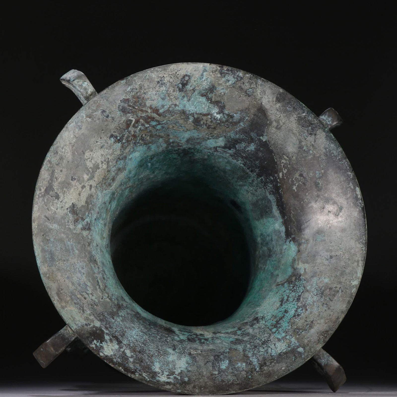 A bronze bronze statue - 8