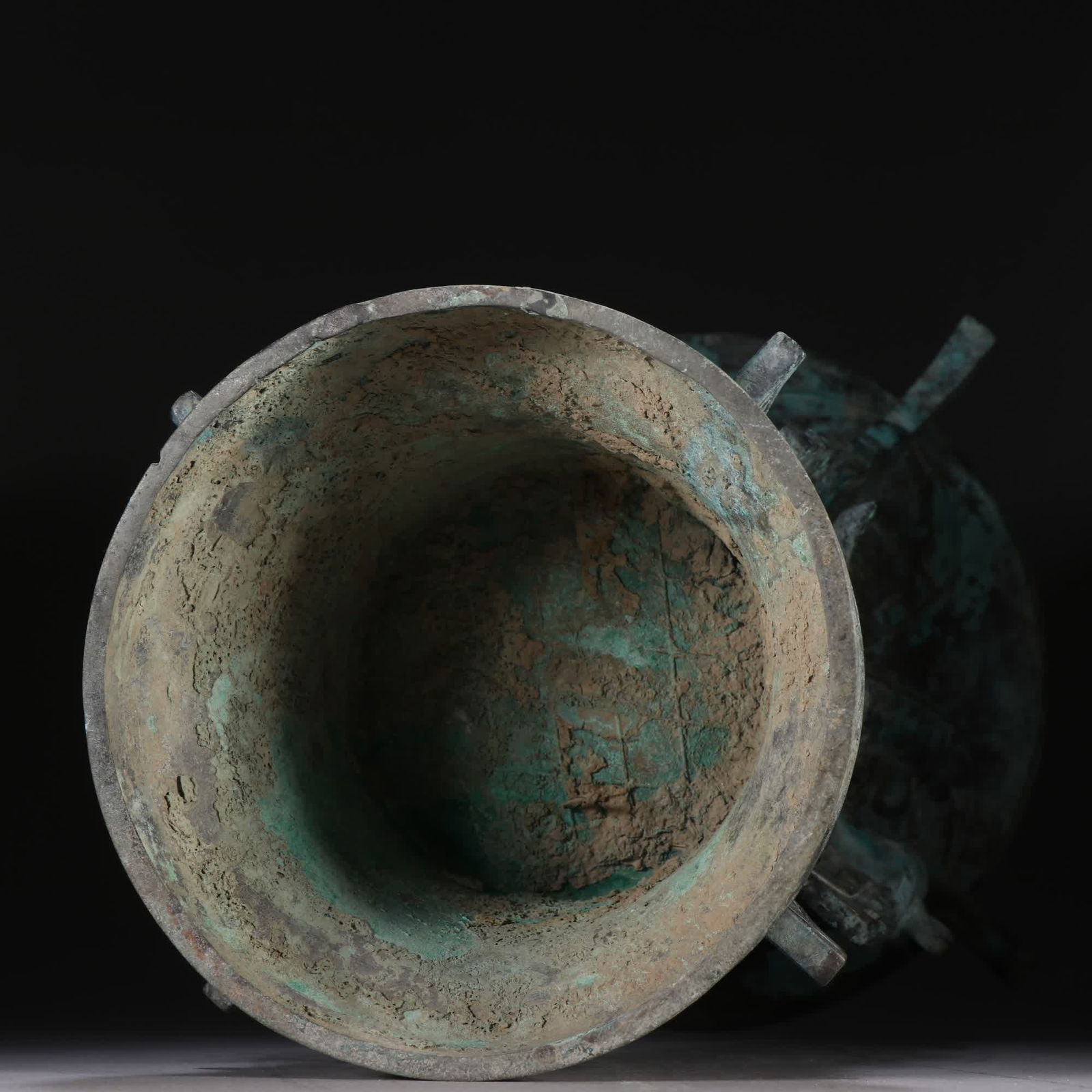 A bronze bronze statue - 9