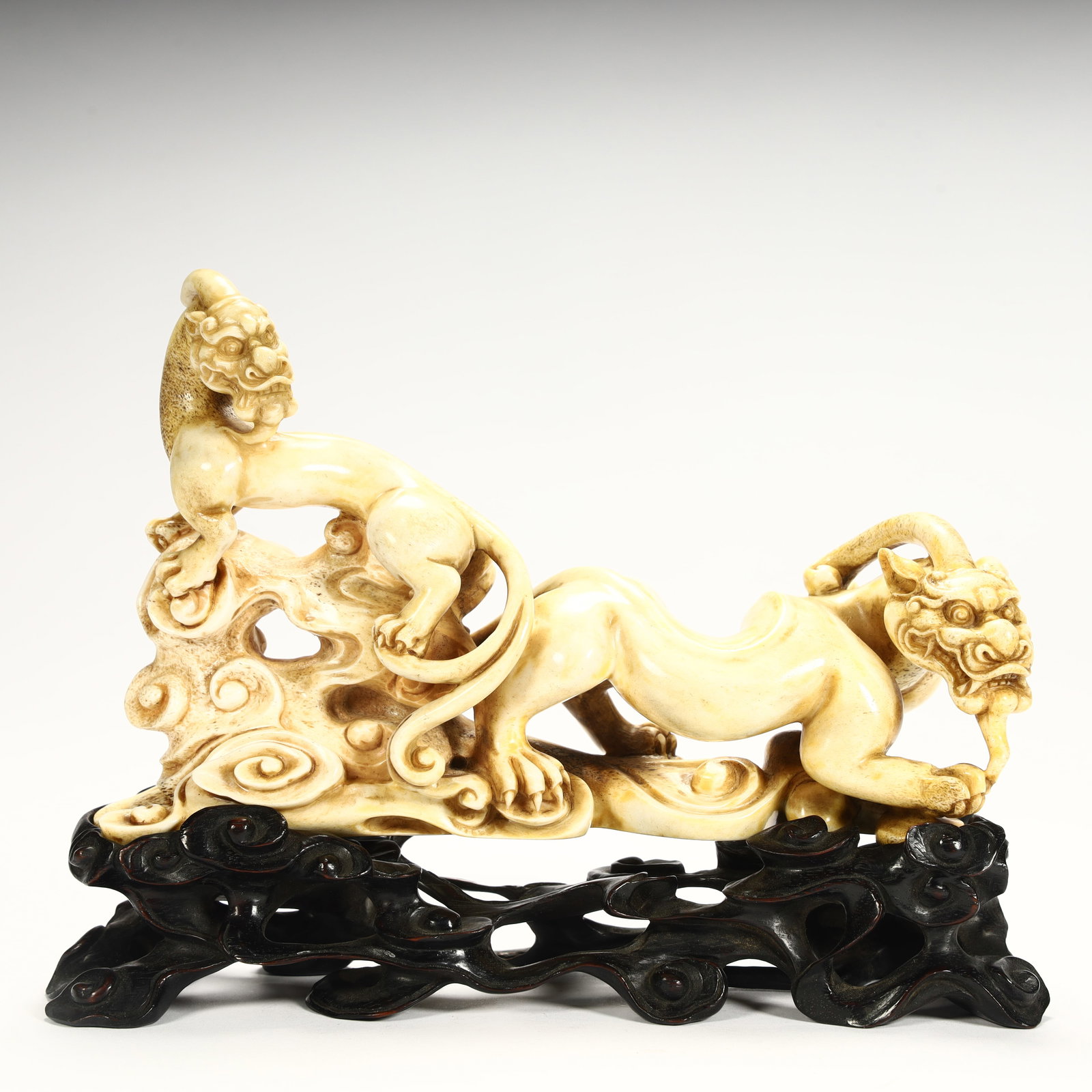 A Qing Dynasty antler carved auspicious beast (double dragon) ornament: Qing Dynasty antler carved auspicious beast (double dragon) ornament SIZE: H:11.5cm L:14cm W:5cm W:1794g (The Dimensions Of All Batches Are Manually Measured.If You Need More Detailed Information, Ple