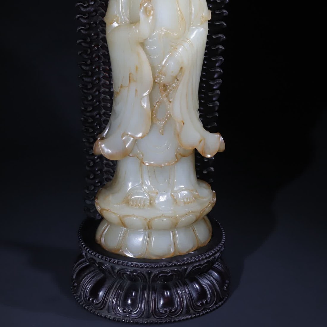 A standing statue of Guanyin Bodhisattva in the Qing Dynasty with a carved base of rosewood: Qing Dynasty Guanyin Bodhisattva Standing Statue Rosewood Carved Base This Guanyin statue is a statue of the Qing Dynasty, magnificent in volume, solemn and solemn, carved from a whole piece of huge b