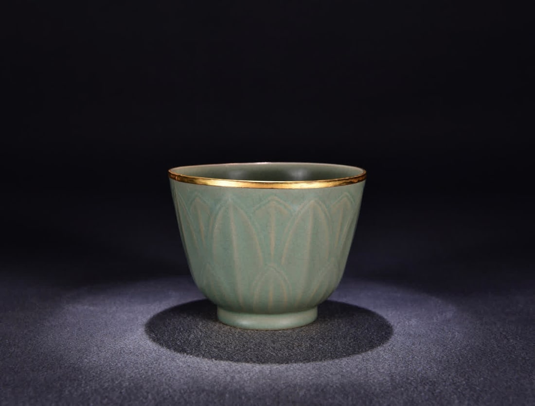 A Song Ru kiln bean celadon lotus petal warm bowl: Song Ru kiln bean celadon lotus petal warm bowl SIZE: H:12cm W:16cm (The Dimensions Of All Batches Are Manually Measured.If You Need More Detailed Information, Please Contact Our Customer Service Befo