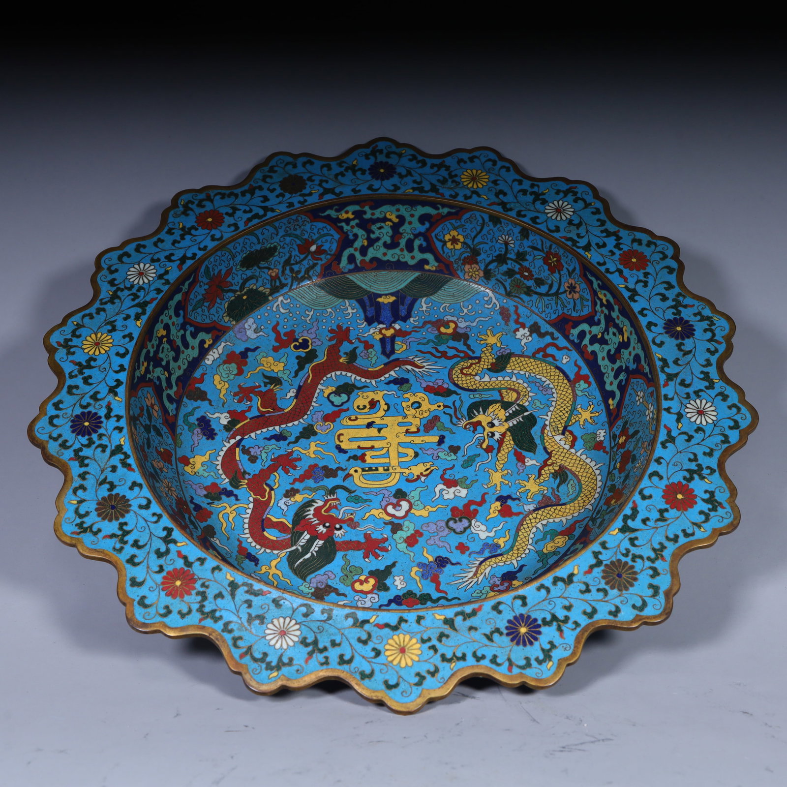 A large plate decorated with Qing Dynasty copper tire cloisonné enamel double dragon pattern: Qing Dynasty copper tire cloisonné enamel double dragon pattern decoration plate H: 6.5cm Caliber 38.5cm W: 2.4kg (The Dimensions Of All Batches Are Manually Measured.If You Need More Detailed Inform