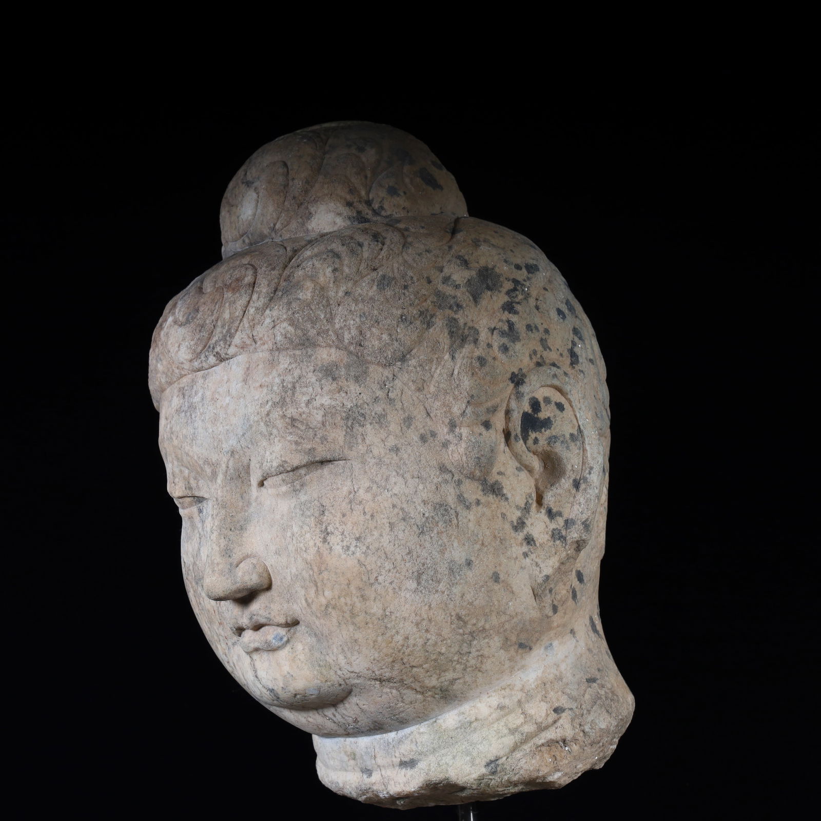 A bluestone Buddha head of the Tang Dynasty: Tang Dynasty bluestone Buddha head SIZE: H:30cm W:20cm W:15.7kg (The Dimensions Of All Batches Are Manually Measured.If You Need More Detailed Information, Please Contact Our Customer Service Before B