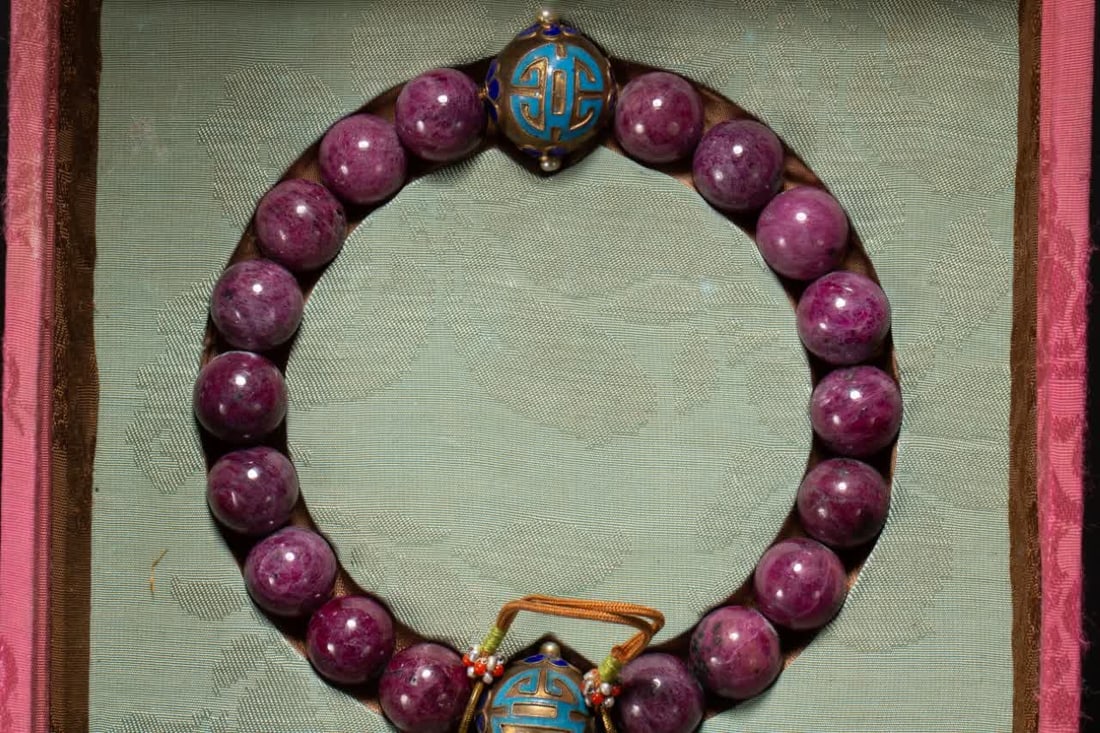 A ruby held in the Qing Dynasty - 2