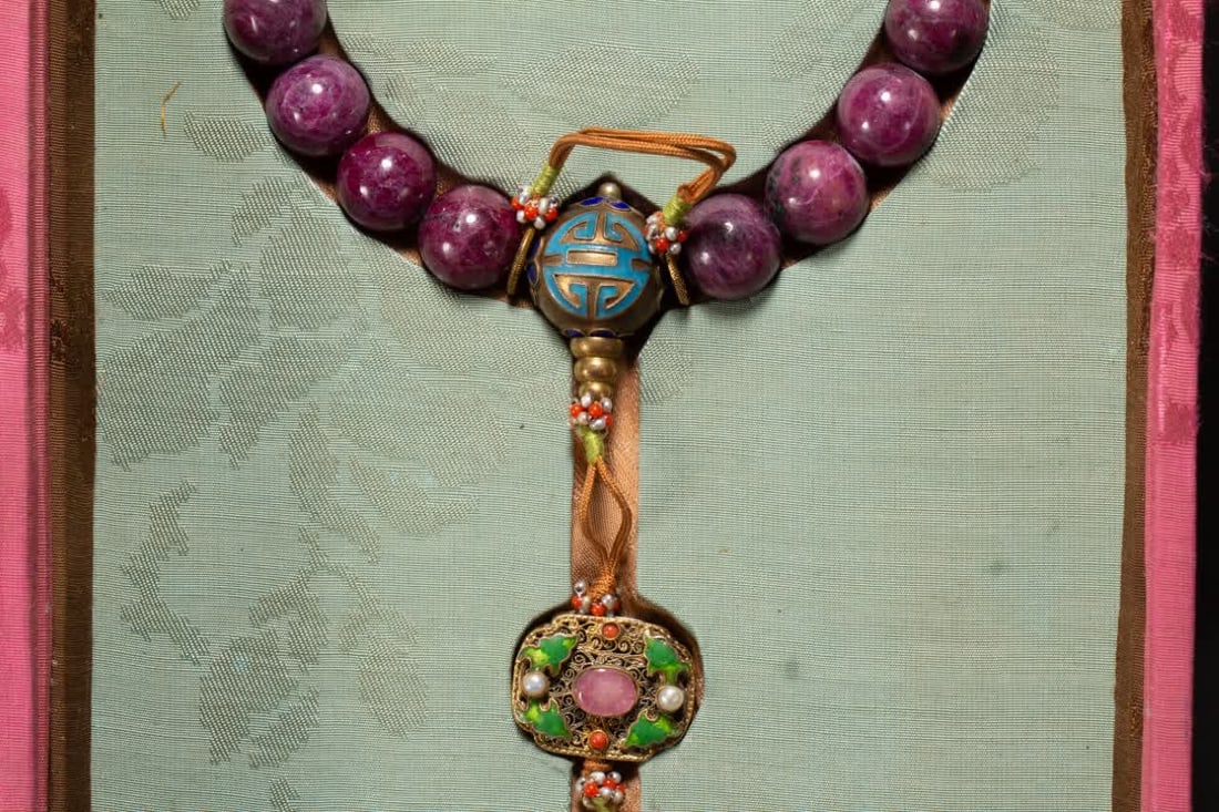 A ruby held in the Qing Dynasty - 3