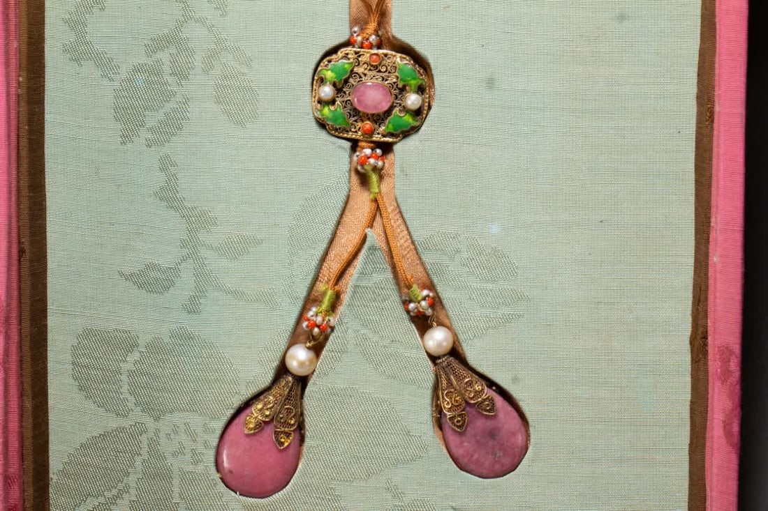 A ruby held in the Qing Dynasty - 4