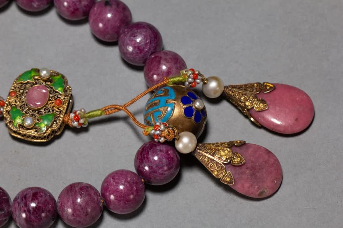 A ruby held in the Qing Dynasty - 8