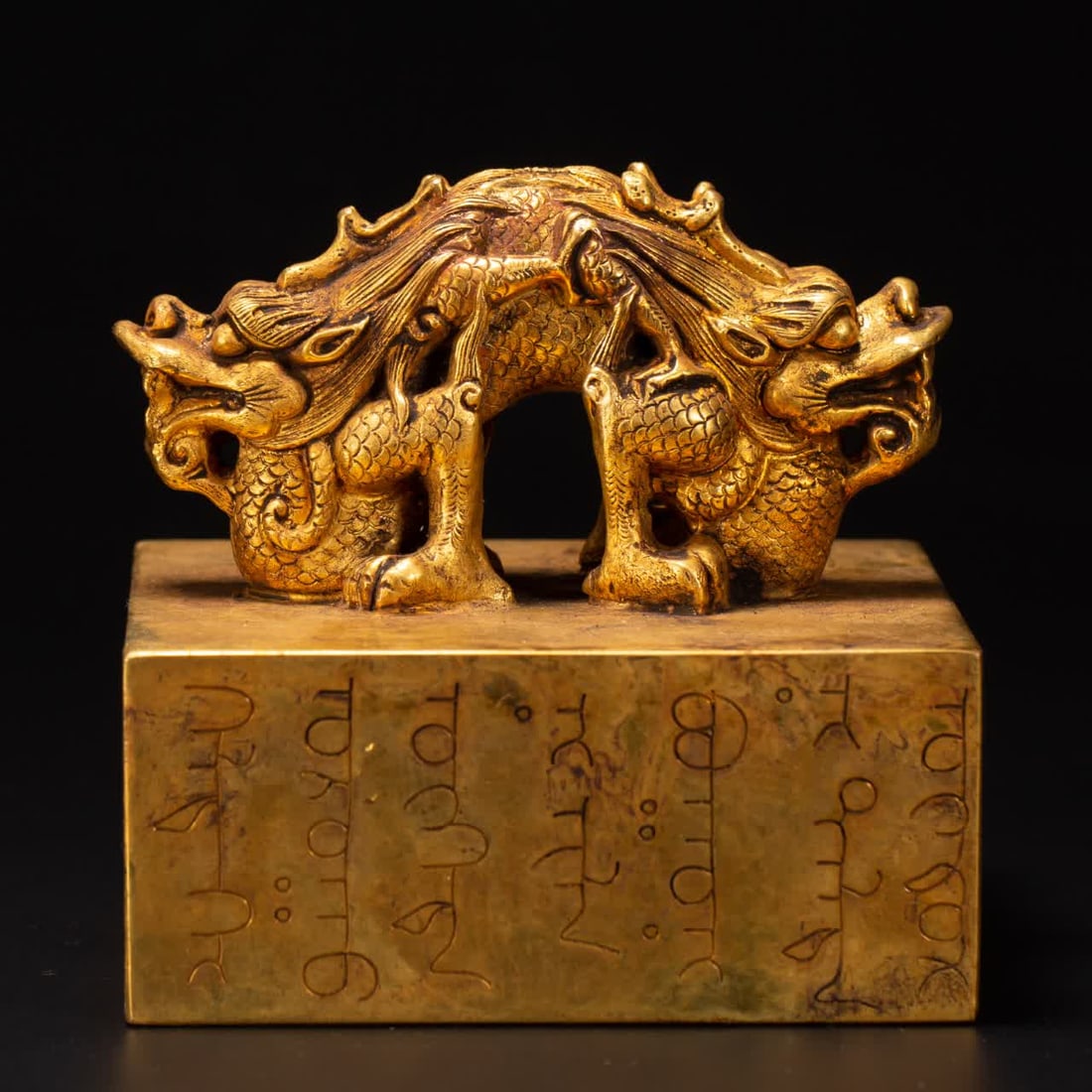 A copper gilt dragon pattern seal of the Qing Dynasty: Qing Dynasty copper gilt dragon seal SIZE: L:11cm W:11cm H:10.5cm (The Dimensions Of All Batches Are Manually Measured.If You Need More Detailed Information, Please Contact Our Customer Service Before