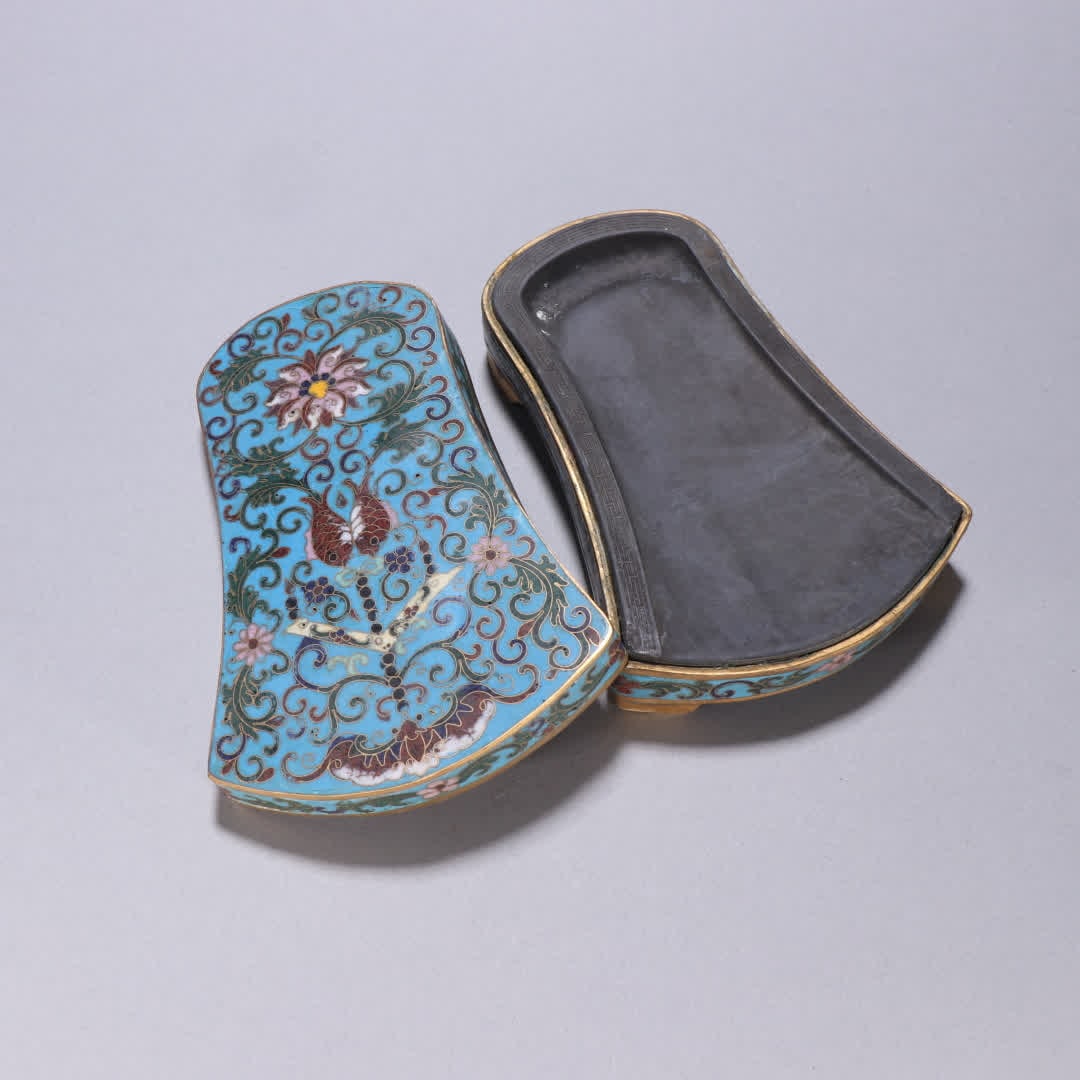A Qing Dynasty copper gilt cloisonné set of inkstones: Qing Dynasty copper gilt cloisonné set of inkstones SIZE: H:4.4cm W:14.8x10.4cm W:814.2g (The Dimensions Of All Batches Are Manually Measured.If You Need More Detailed Information, Please Contact Our