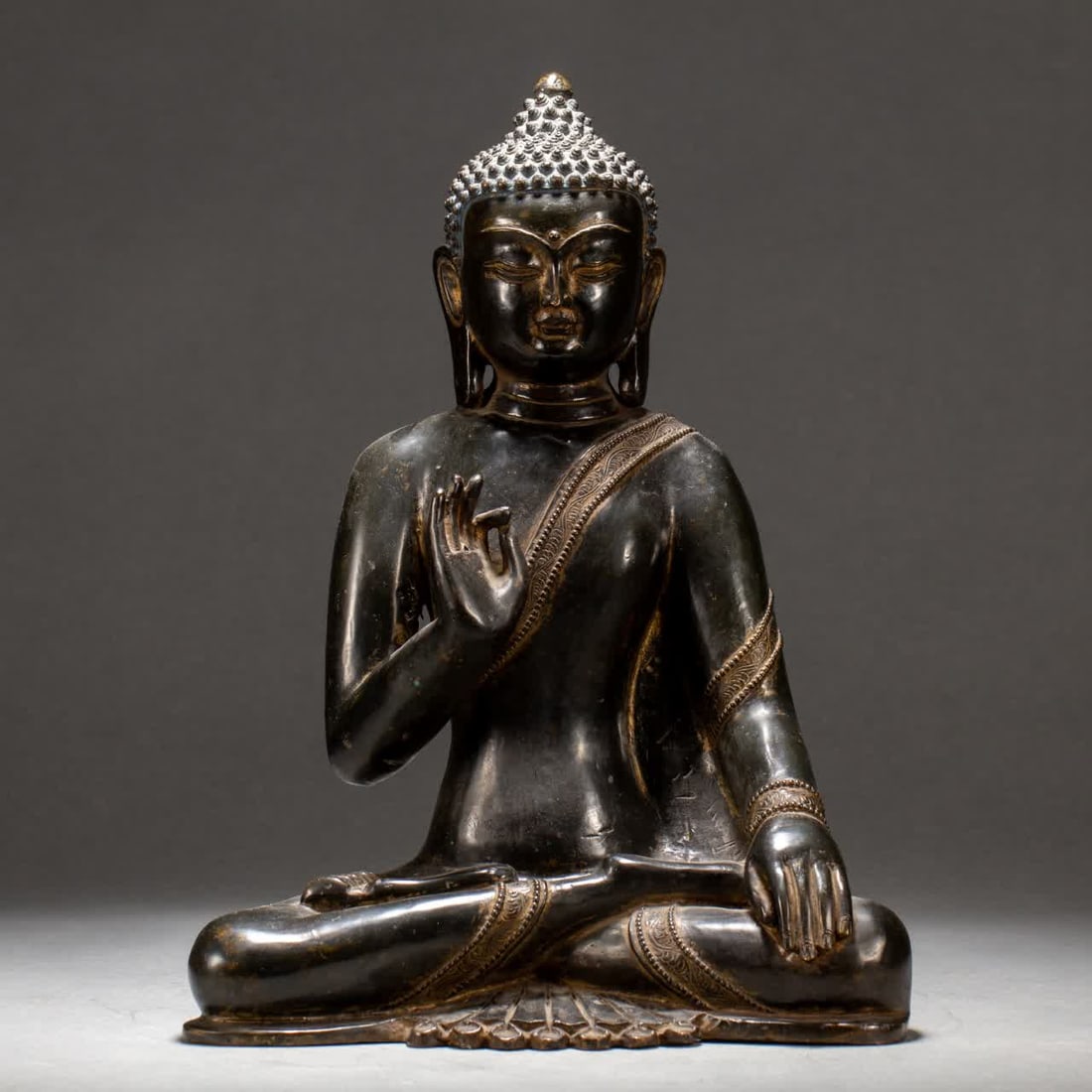 A bronze Buddha ornament of the Qing Dynasty: Qing Dynasty bronze Buddha ornaments SIZE: L:24cm W:15cm H:33cm (The Dimensions Of All Batches Are Manually Measured.If You Need More Detailed Information, Please Contact Our Customer Service Before B