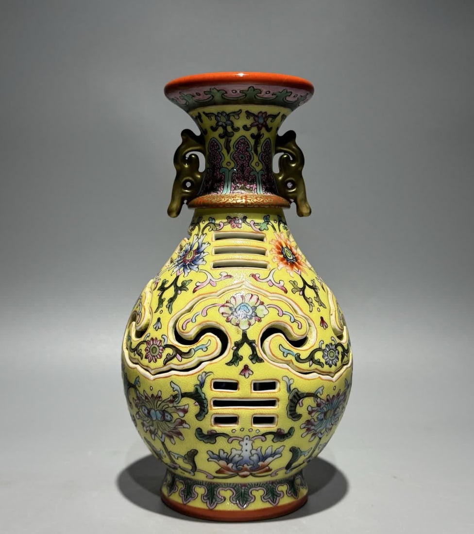 A piece of Qianlong year of the Qing Dynasty foreign color yellow ground rolled road pattern hollow: Qianlong year system of the Qing Dynasty color yellow ground rolling road pattern hollow Bagua Jiaotai bottle SIZE: H: 20.5cm Belly D: 11.5cm (The Dimensions Of All Batches Are Manually Measured.If Yo