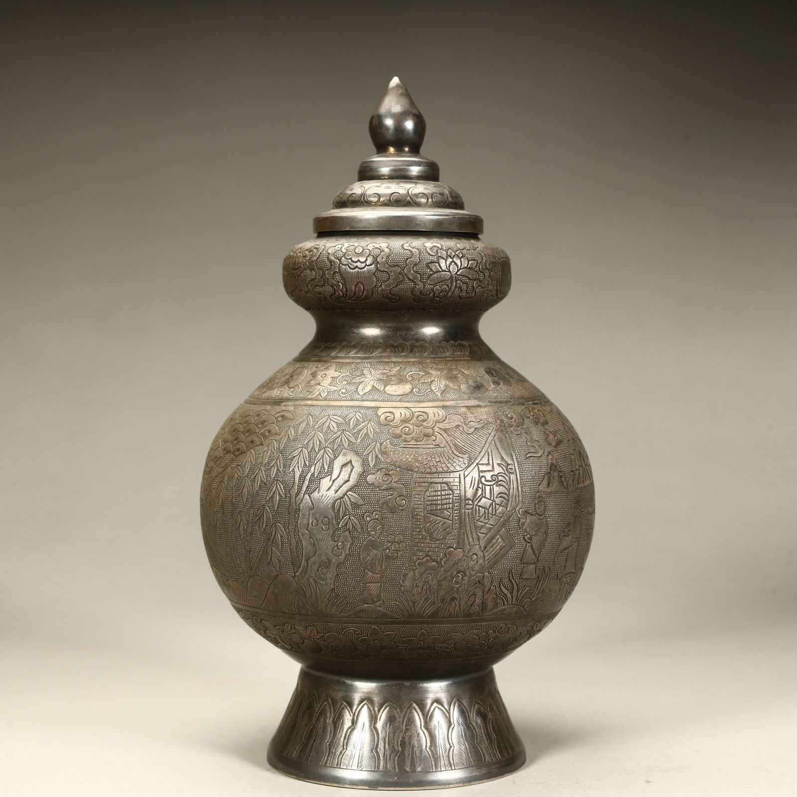 A gourd bottle with a silver engraved character story pattern in the Qing Dynasty: Qing Dynasty silver carved character story pattern gourd bottle SIZE: H:18cm L:10.5cm W:10.5cm W:379.5g (The Dimensions Of All Batches Are Manually Measured.If You Need More Detailed Information, Plea
