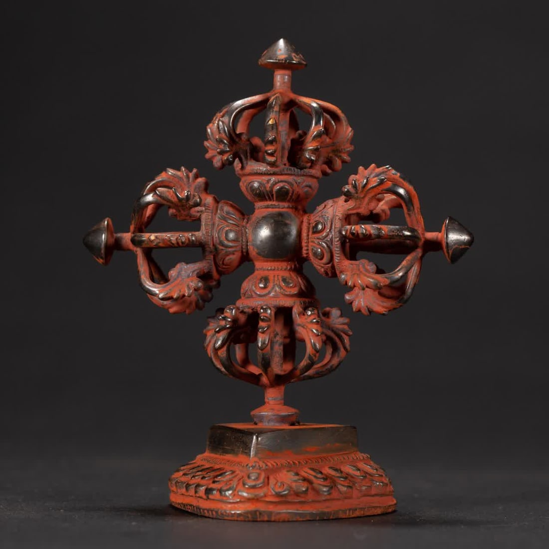 A Tibetan vajra from the Qing Dynasty: Tibetan vajra in the Qing Dynasty SIZE: L:9cm W:5cm H:11cm (The Dimensions Of All Batches Are Manually Measured.If You Need More Detailed Information, Please Contact Our Customer Service Before Biddin