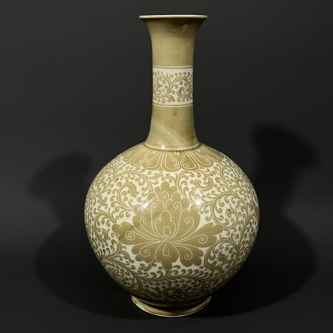 A Song Ding kiln white-glazed brown flower animal pattern long-necked bottle: Song Ding kiln white glazed brown flower animal pattern long neck bottle SIZE: H:38cm W:20cm (The Dimensions Of All Batches Are Manually Measured.If You Need More Detailed Information, Please Contact