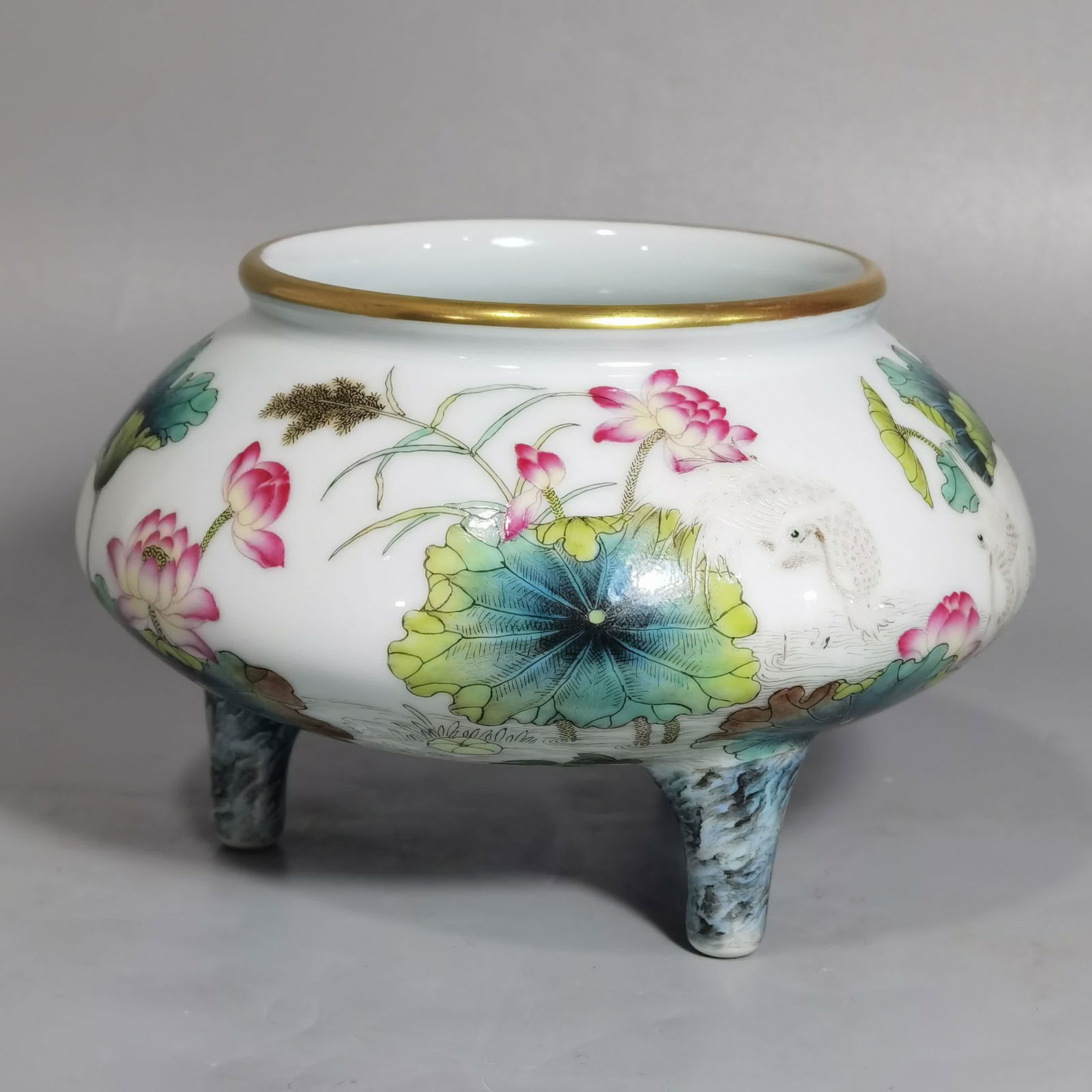 A piece of Qing Qianlong pastel egret kingfisher lotus three-legged incense burner: Qing Qianlong model pastel egret kingfisher lotus three-legged incense burner SIZE: mouthD: 9.3cm H: 9.2cm belly diameter 14cm (The Dimensions Of All Batches Are Manually Measured.If You Need More Det