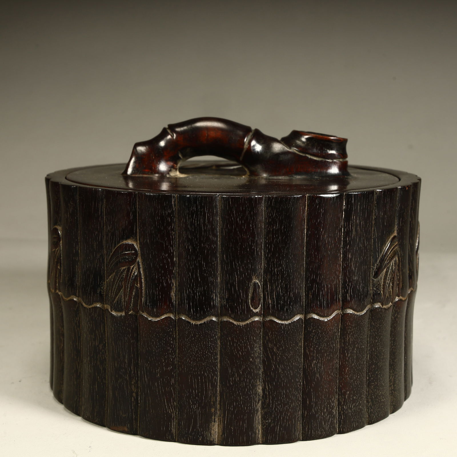 A Qing Dynasty boutique rosewood bamboo tea jar: Qing Dynasty high-quality rosewood bamboo tea jar SIZE: H:11cm L:17cm W:17cm W:1028g (The Dimensions Of All Batches Are Manually Measured.If You Need More Detailed Information, Please Contact Our Cust