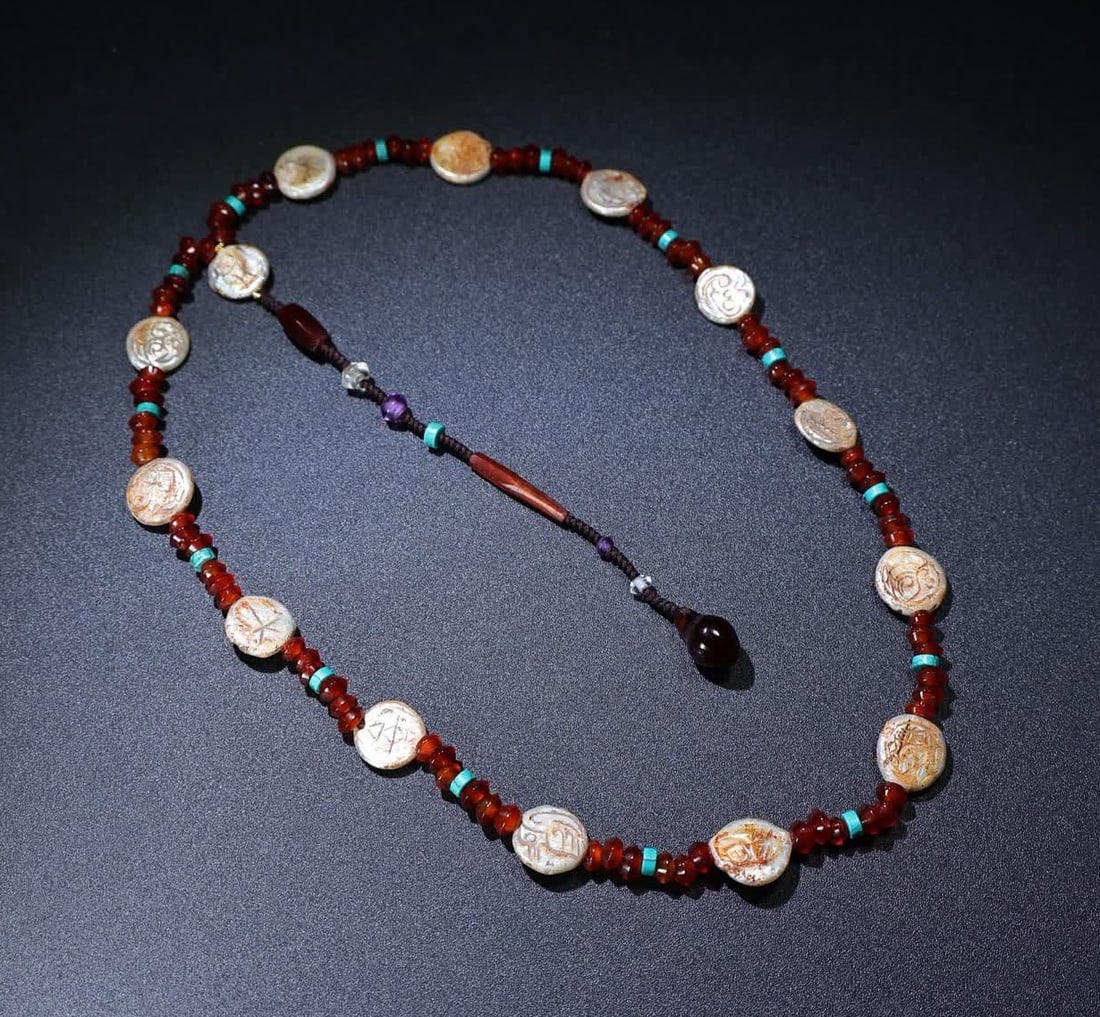 A Han Dynasty pearl with a saucer agate necklace (1 of 10)