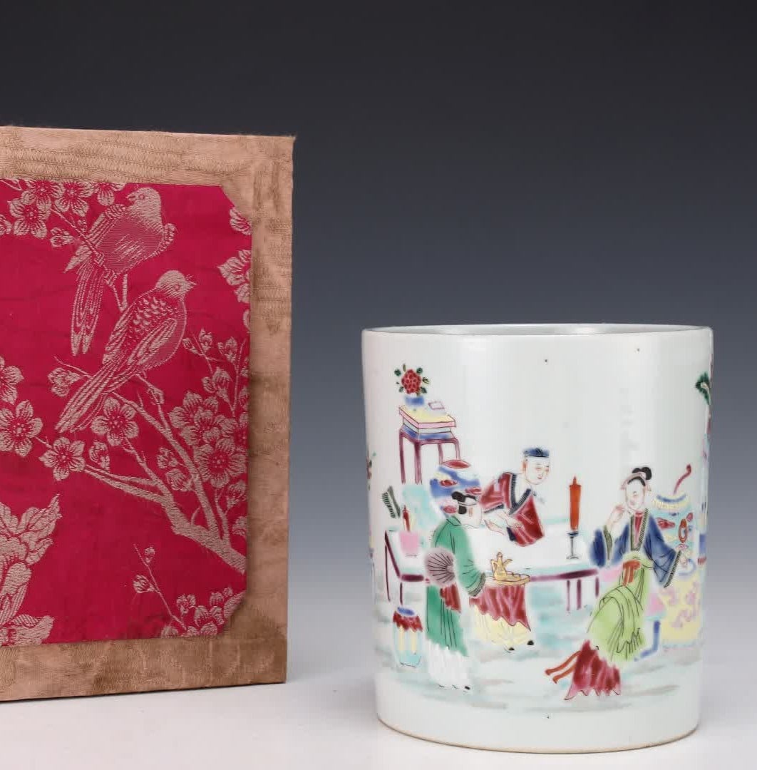 A Qing Yongzheng pastel figure pen holder: Qing Yongzheng pastel character pen holder SIZE: H: 14cm Abdominal diameter 12.5cm (The Dimensions Of All Batches Are Manually Measured.If You Need More Detailed Information, Please Contact Our