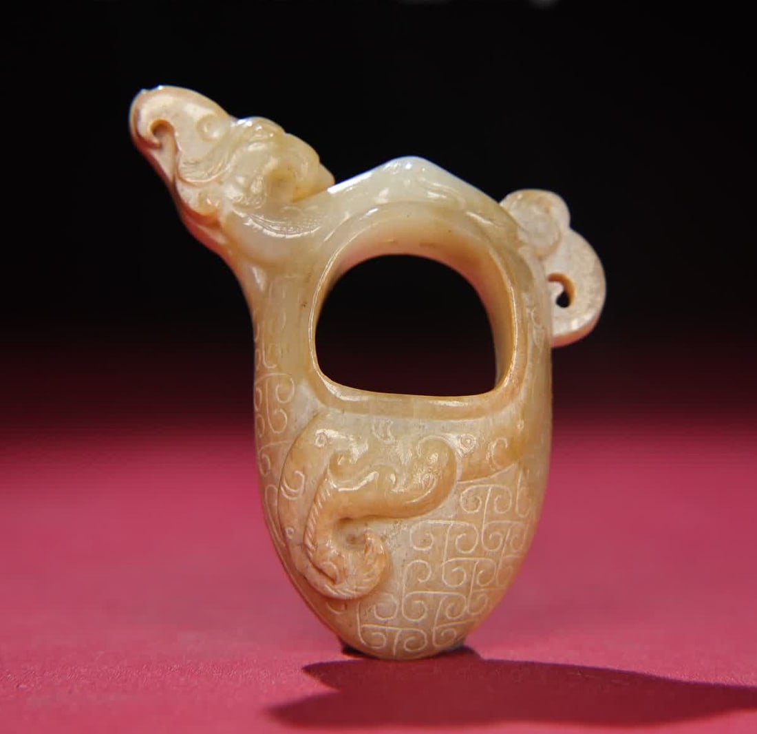 A piece of Han Dynasty jade sash: Han Dynasty jade sash SIZE: 72x44x15mm W:50g (The Dimensions Of All Batches Are Manually Measured.If You Need More Detailed Information, Please Contact Our Customer Service Before Bidding.)