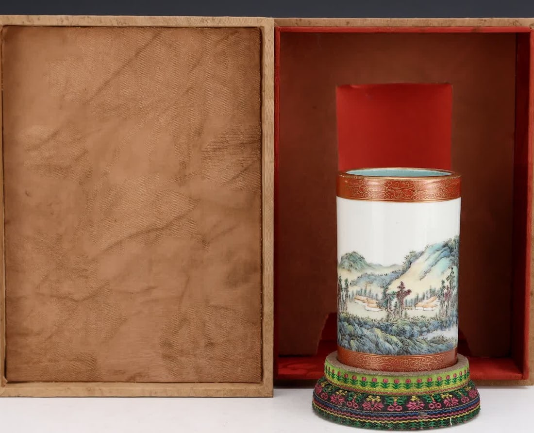 A Qianlong year of the Qing Dynasty powdered green landscape pen holder: Qianlong year of the Qing Dynasty to make a green landscape pen holder SIZE: H: 11.5cm Abdominal diameter 7.3cm (The Dimensions Of All Batches Are Manually Measured.If You Need More Detailed Informati