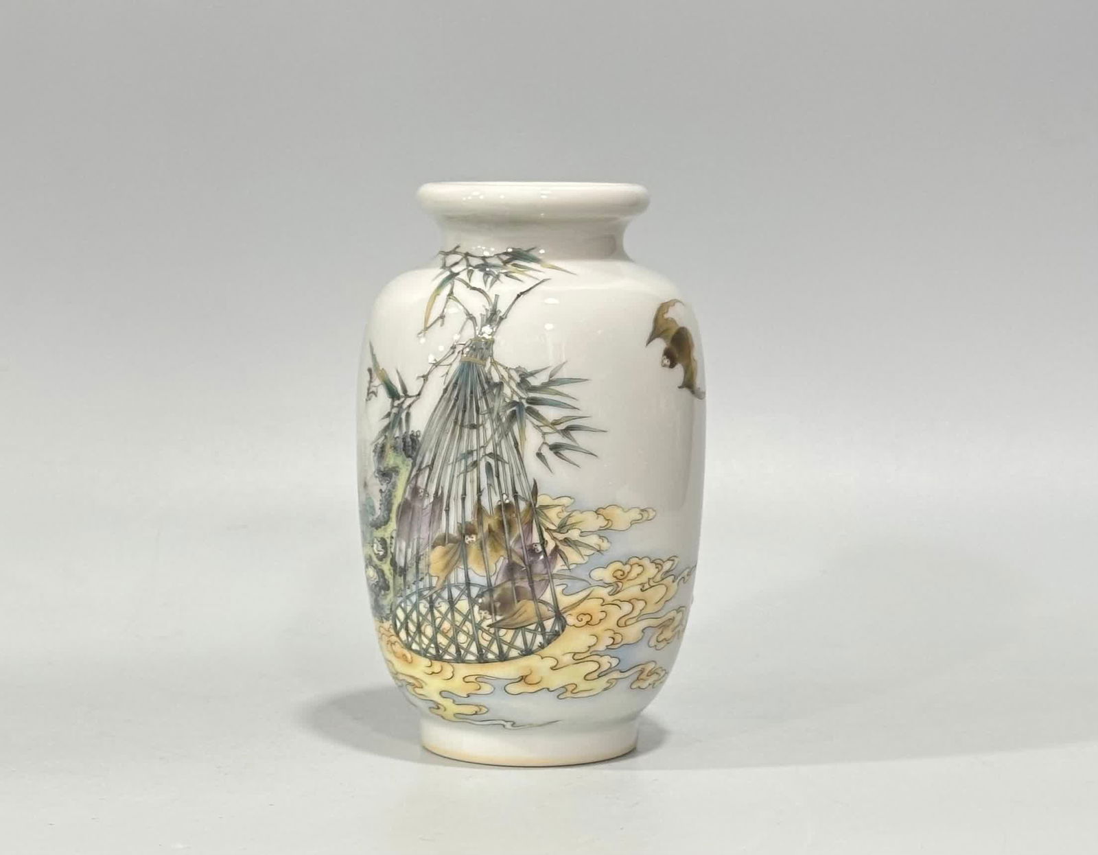 A small lantern bottle with a Qing Yongzheng enamel colorful cloud bat pattern: Qing Yongzheng enamel colorful cloud bat pattern small lantern bottle SIZE: H: 12.5cm Belly diameter 7.6cm (The Dimensions Of All Batches Are Manually Measured.If You Need More Detailed Information, P