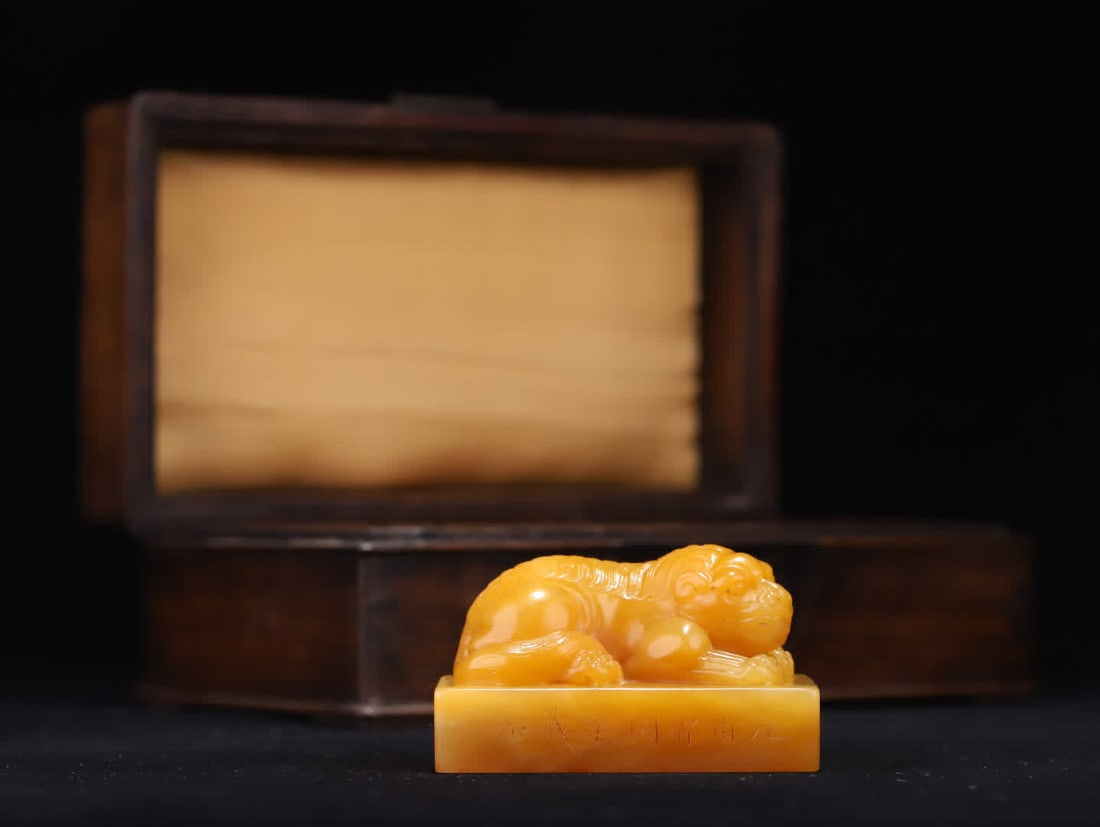 A Qing Dynasty "Zeng Guoquan" model Tian Huangshi Rui Beast button rectangular seal: Qing Dynasty "Zeng Guoquan" model Tian Huangshi auspicious beast button rectangular chapter The stone is rich golden yellow, the color is warm and greasy, and Tian Huangshi's iconic radish pattern is