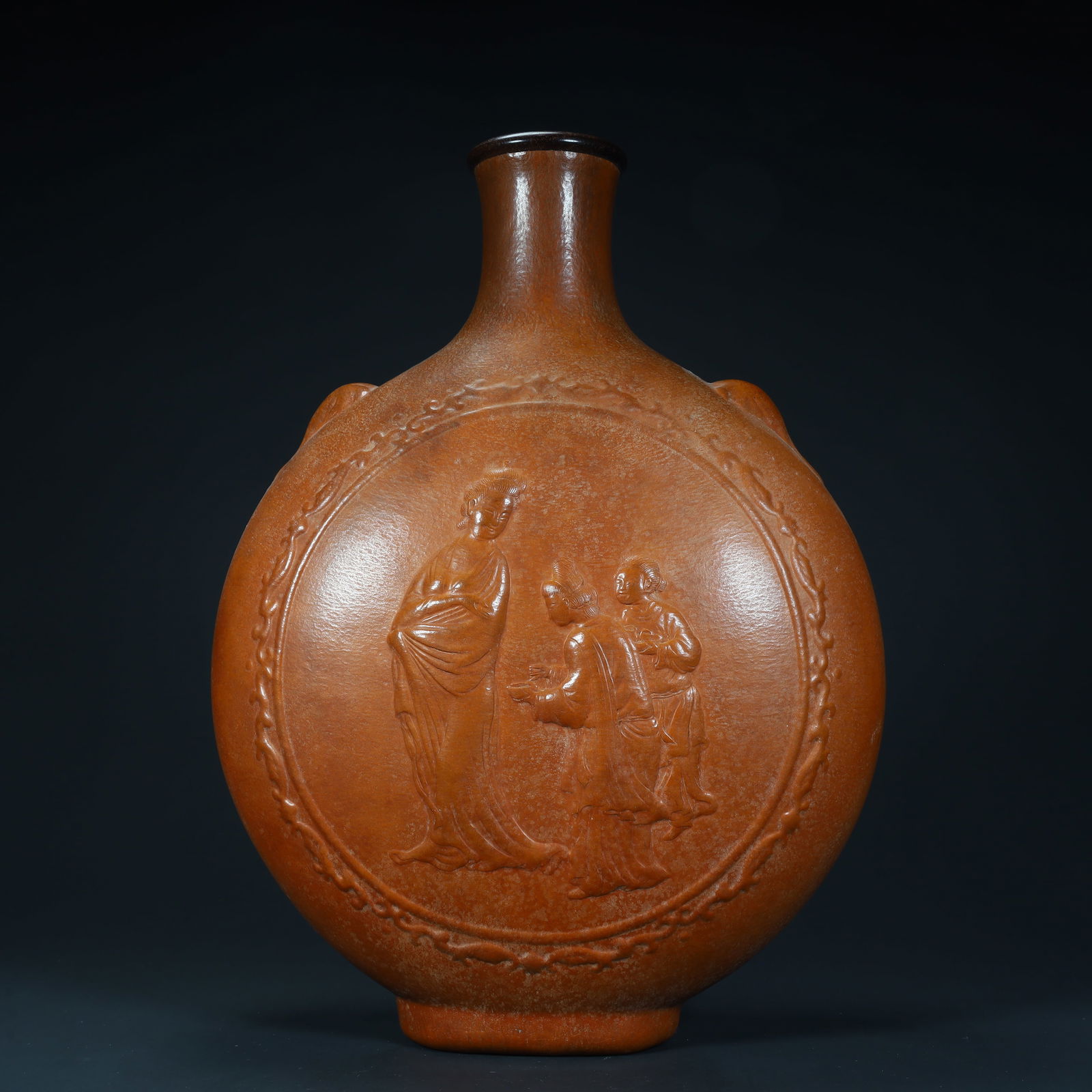A Qing Dynasty gourd figure pattern moon holding vase: Qing Dynasty gourd figure pattern moon vase SIZE: H:31.5cm L:23.5cm W:10.5cm W:241g (The Dimensions Of All Batches Are Manually Measured.If You Need More Detailed Information, Please Contact Our Custo