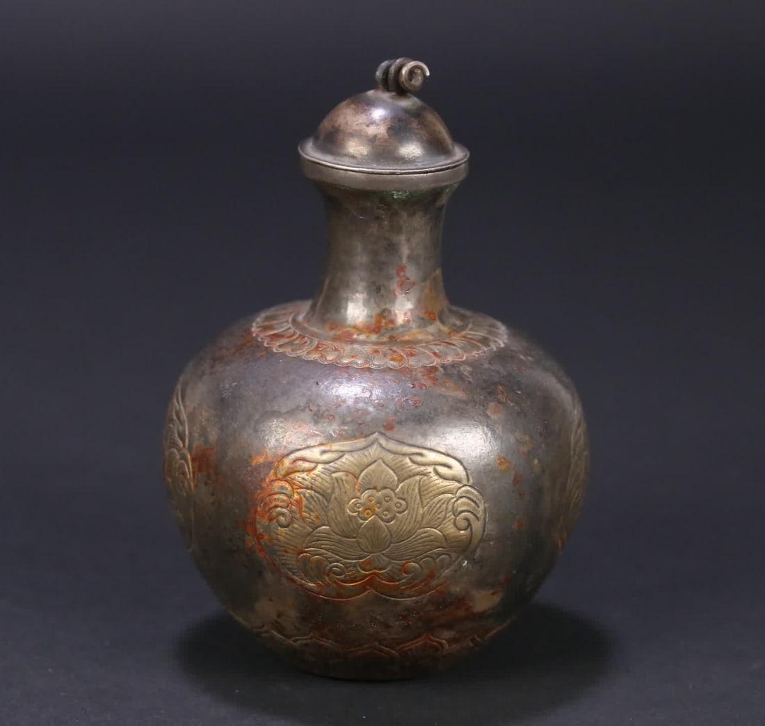 A sterling silver gilt lotus vial: Sterling silver gilt lotus pattern vial SIZE: 8.8x6.1cm W:42g (The Dimensions Of All Batches Are Manually Measured.If You Need More Detailed Information, Please Contact Our Customer Service Before Bid
