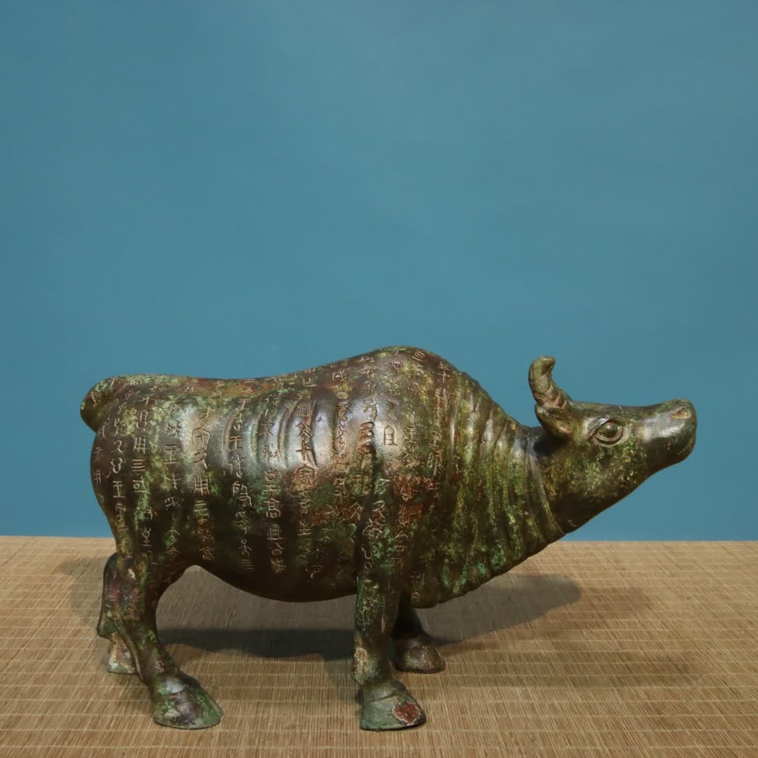 A bronze cow: Bronze cow SIZE: L:35cm W:11.5cm H:20.5cm W:2.85kg (The Dimensions Of All Batches Are Manually Measured.If You Need More Detailed Information, Please Contact Our Customer Service Before Bidding.)