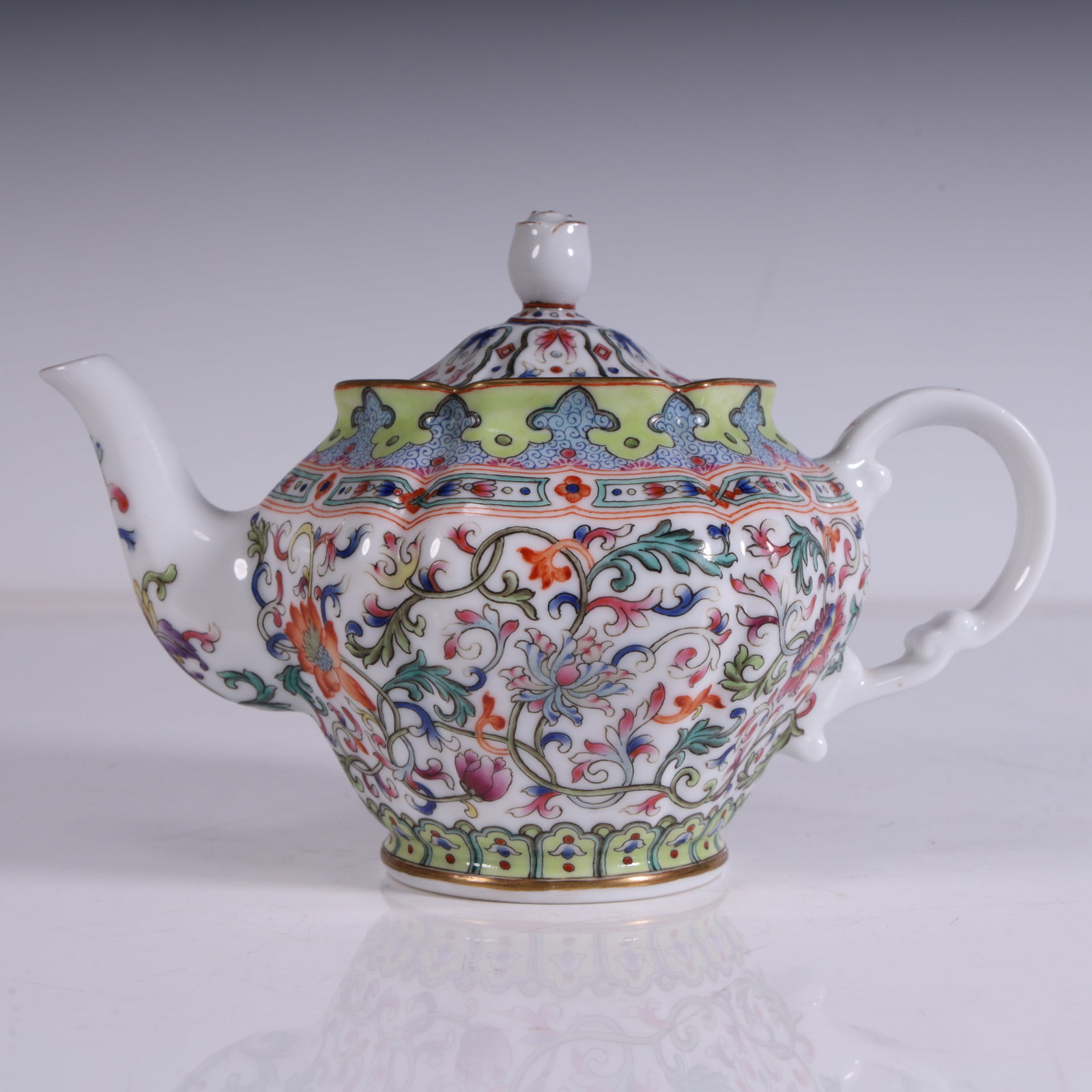 A Qing Dynasty pastel entwined lotus pattern pot: Qing Dynasty pastel entwined lotus pattern pot SIZE: L:16.5cm W:10.5cm H:9.5cm W:0.2kg (The Dimensions Of All Batches Are Manually Measured.If You Need More Detailed Information, Please Contact Our Cu