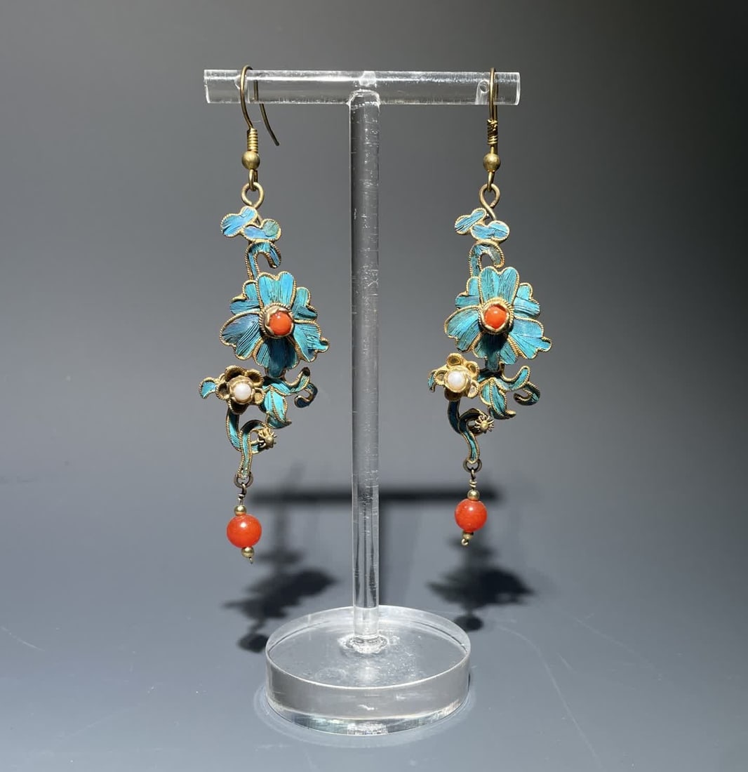 A pair of mid-Qing Dynasty silver flower cluster flower dotted emerald earrings: In the middle of the Qing Dynasty, silver flower clusters flower dotted emerald earrings SIZE: H:7cm (The Dimensions Of All Batches Are Manually Measured.If You Need More Detailed Information, Please