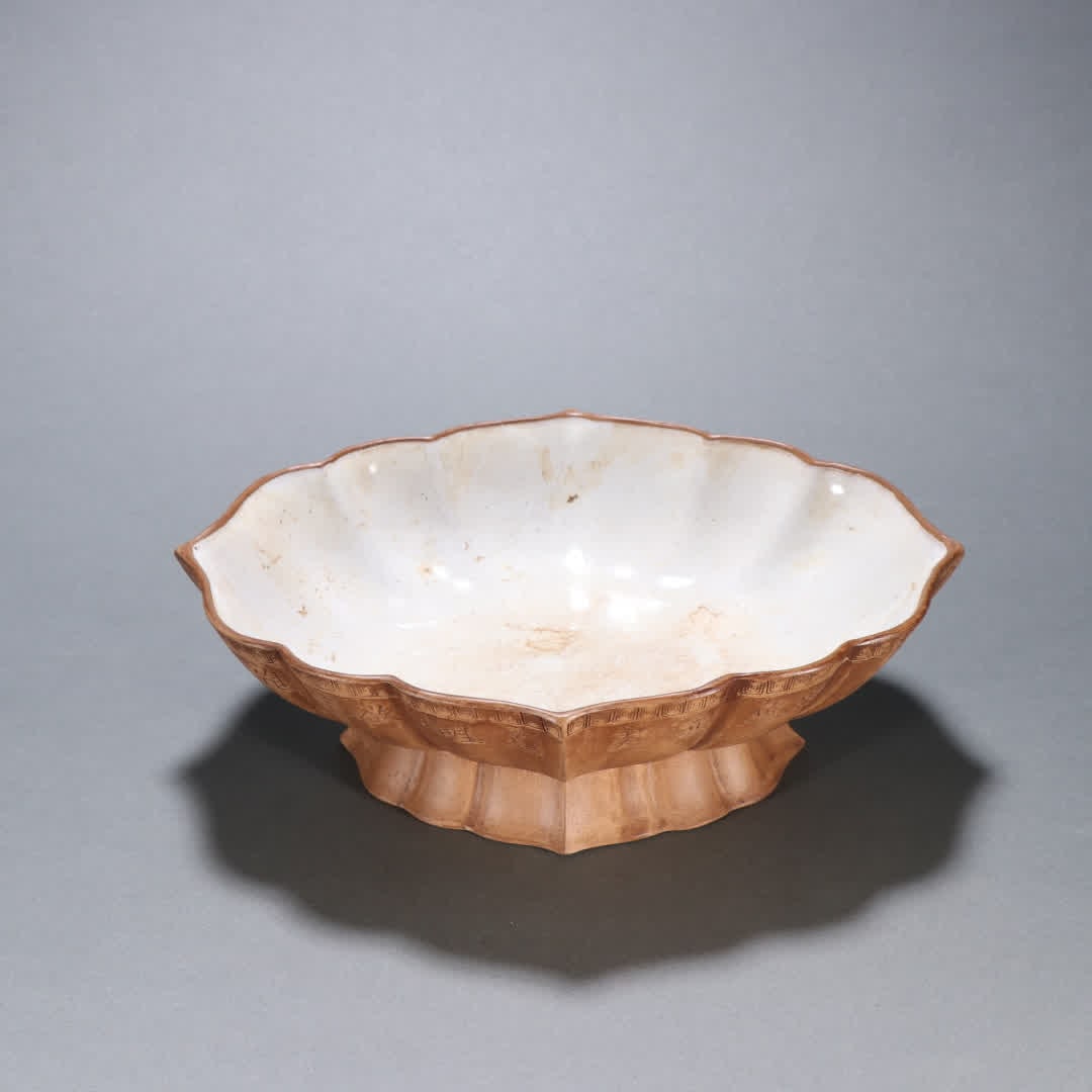 A piece of Yang Pengnian purple sand white glazed sunflower mouth plate: Yang Pengnian purple sand white glazed sunflower mouth plate SIZE: H:7.3cm W:24cm (The Dimensions Of All Batches Are Manually Measured.If You Need More Detailed Information, Please Contact Our Custome