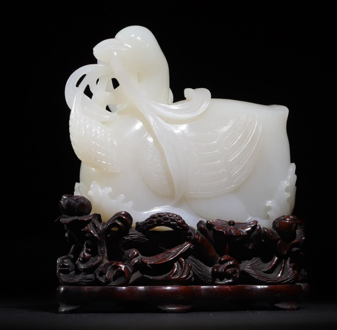 A piece of Qing Dynasty Hetian jade ear presents auspicious seed material jade goose, and the year: Qing Dynasty Hetian jade ears present auspicious seed material jade goose year after year abundance This piece is carved from Xinjiang Hetian first-class white seed material, the jade is white as fat,